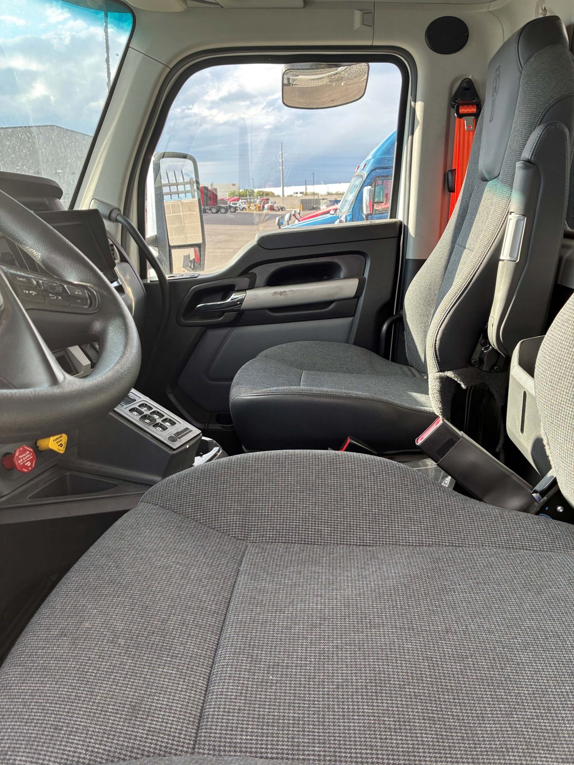 2024 Kenworth T880 - image 6 of 6