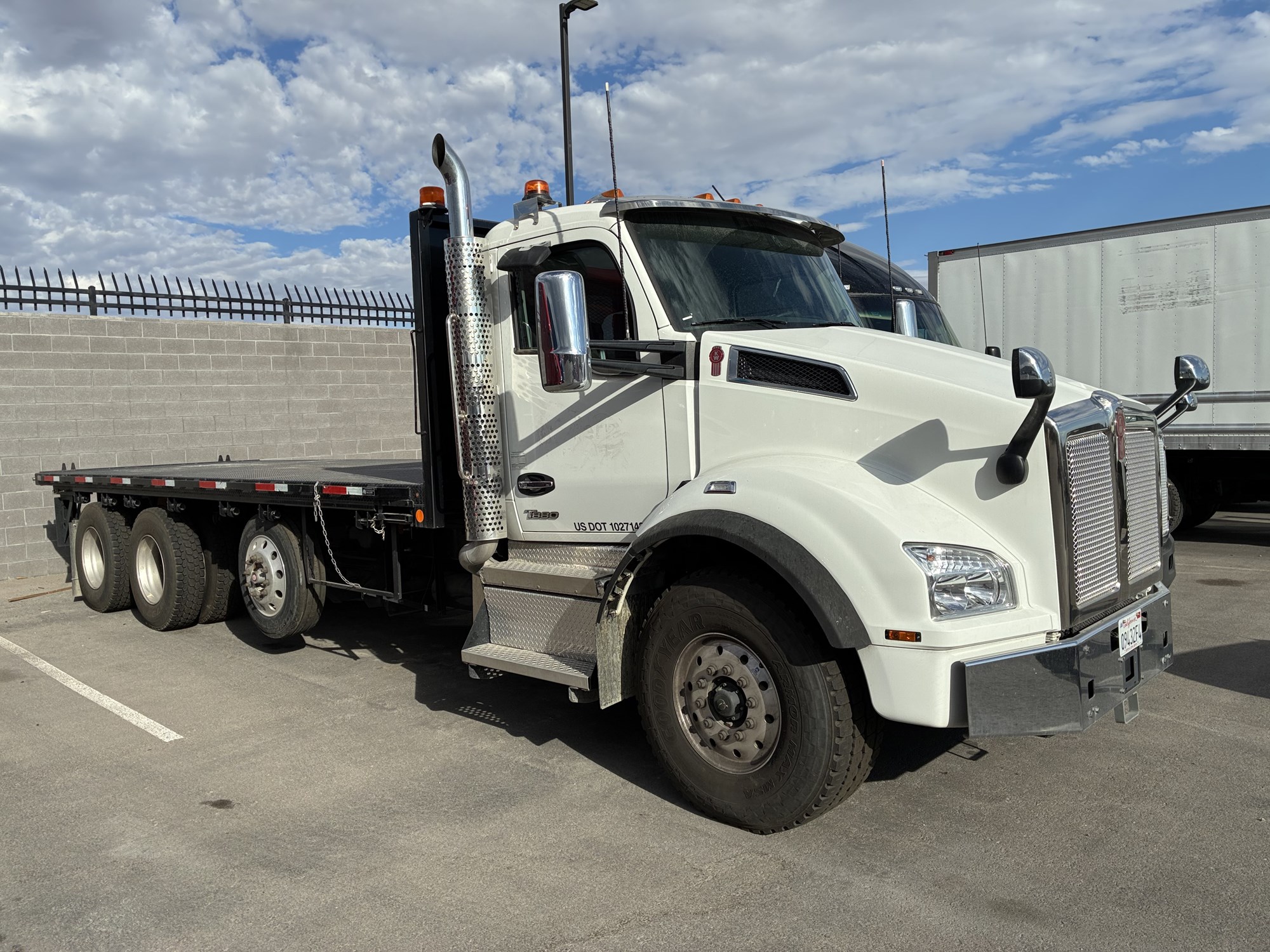2025 Kenworth T880 - image 2 of 6