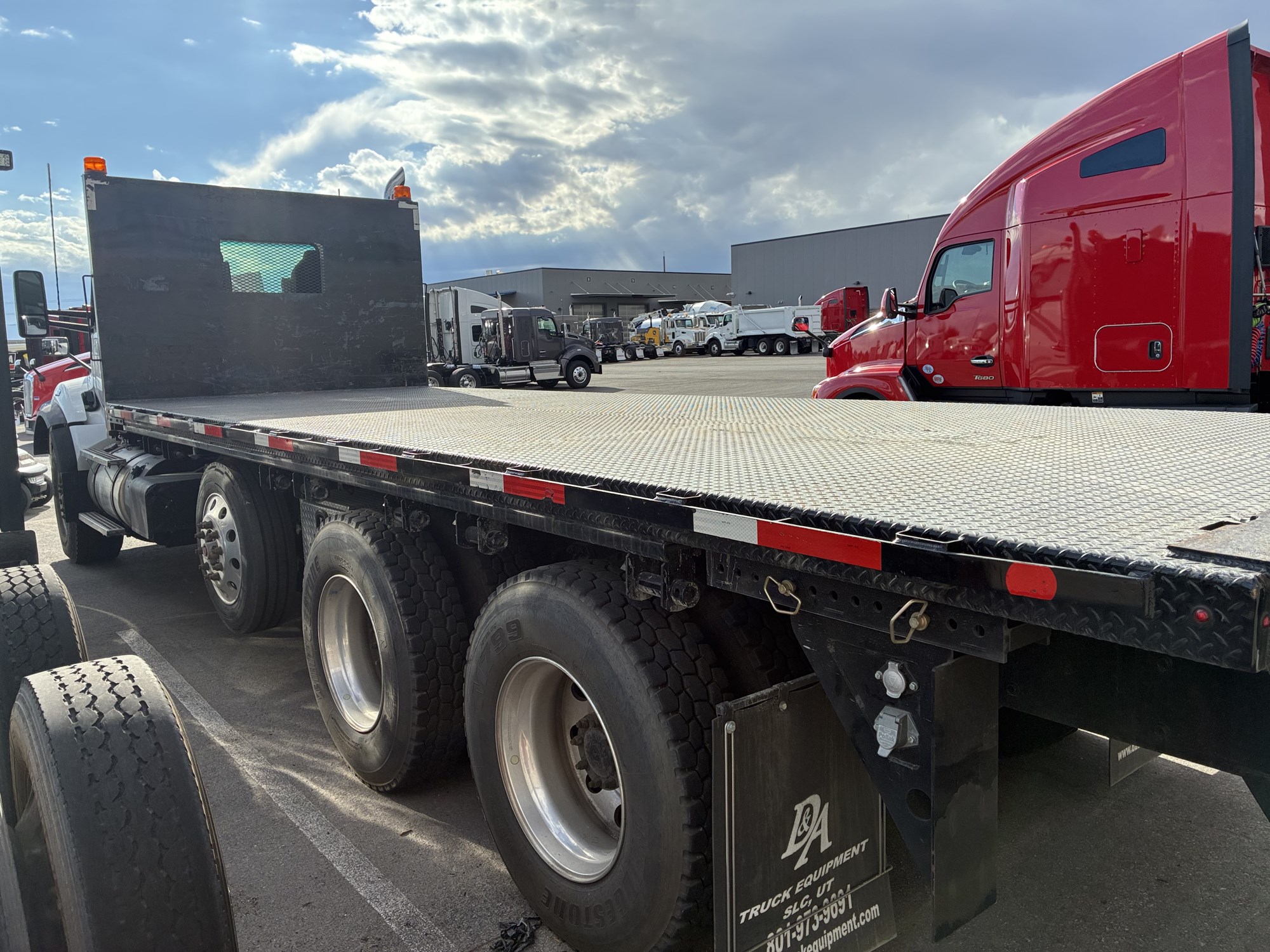 2025 Kenworth T880 - image 4 of 6