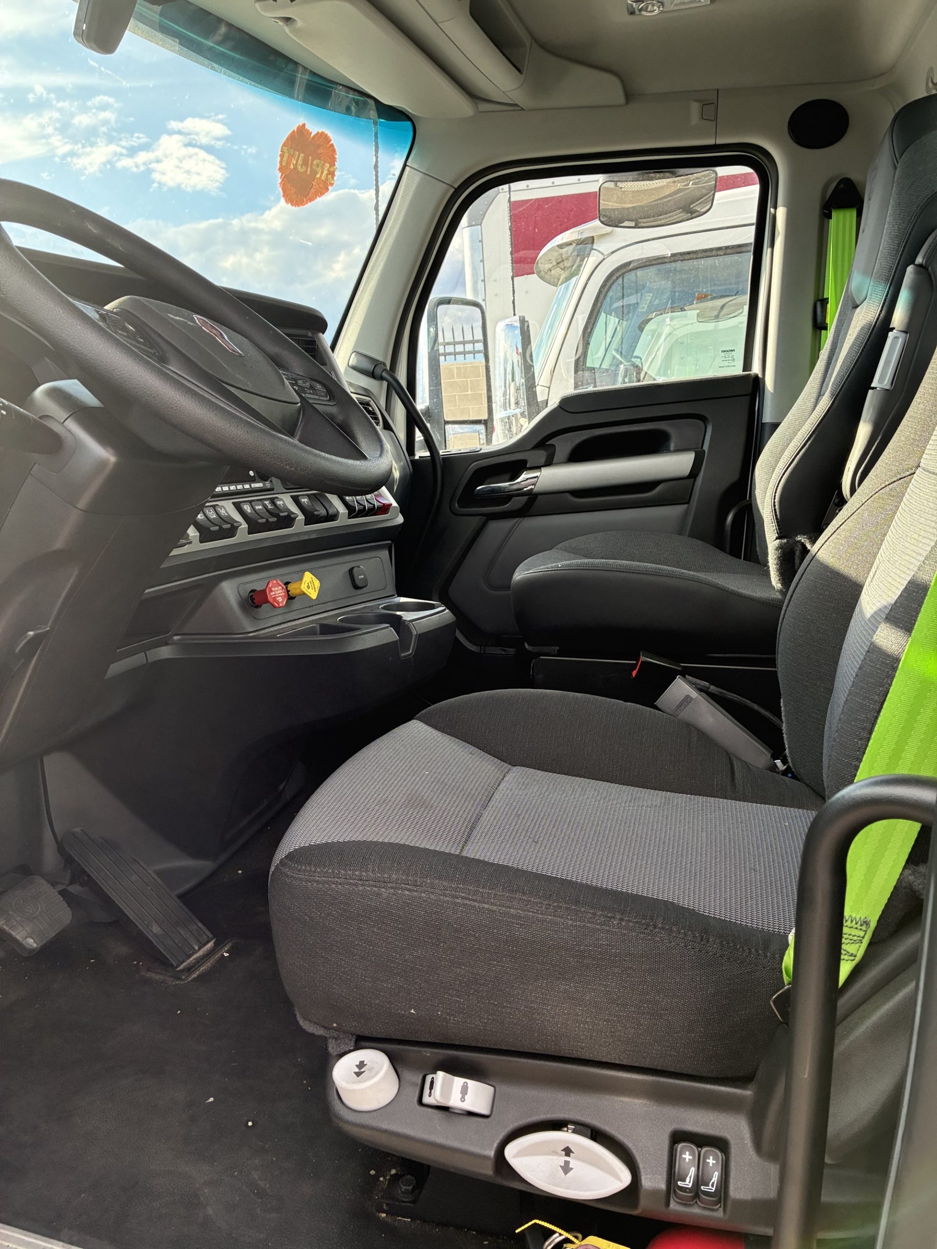 2025 Kenworth T880 - image 5 of 6