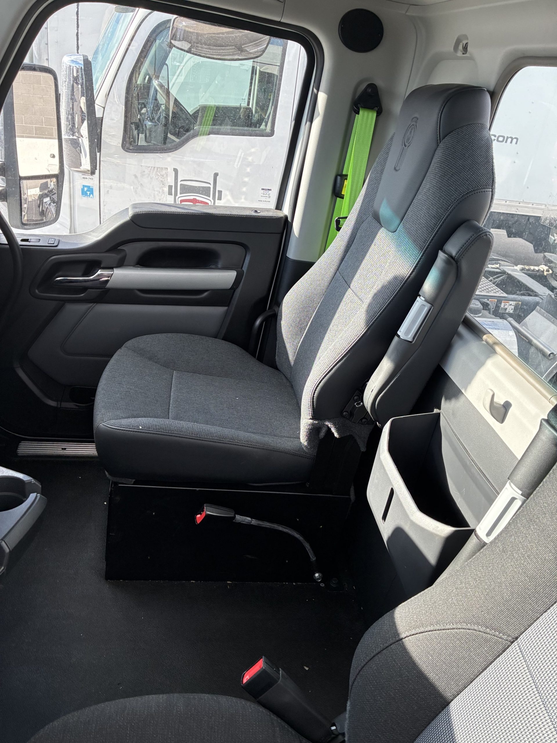 2025 Kenworth T880 - image 6 of 6