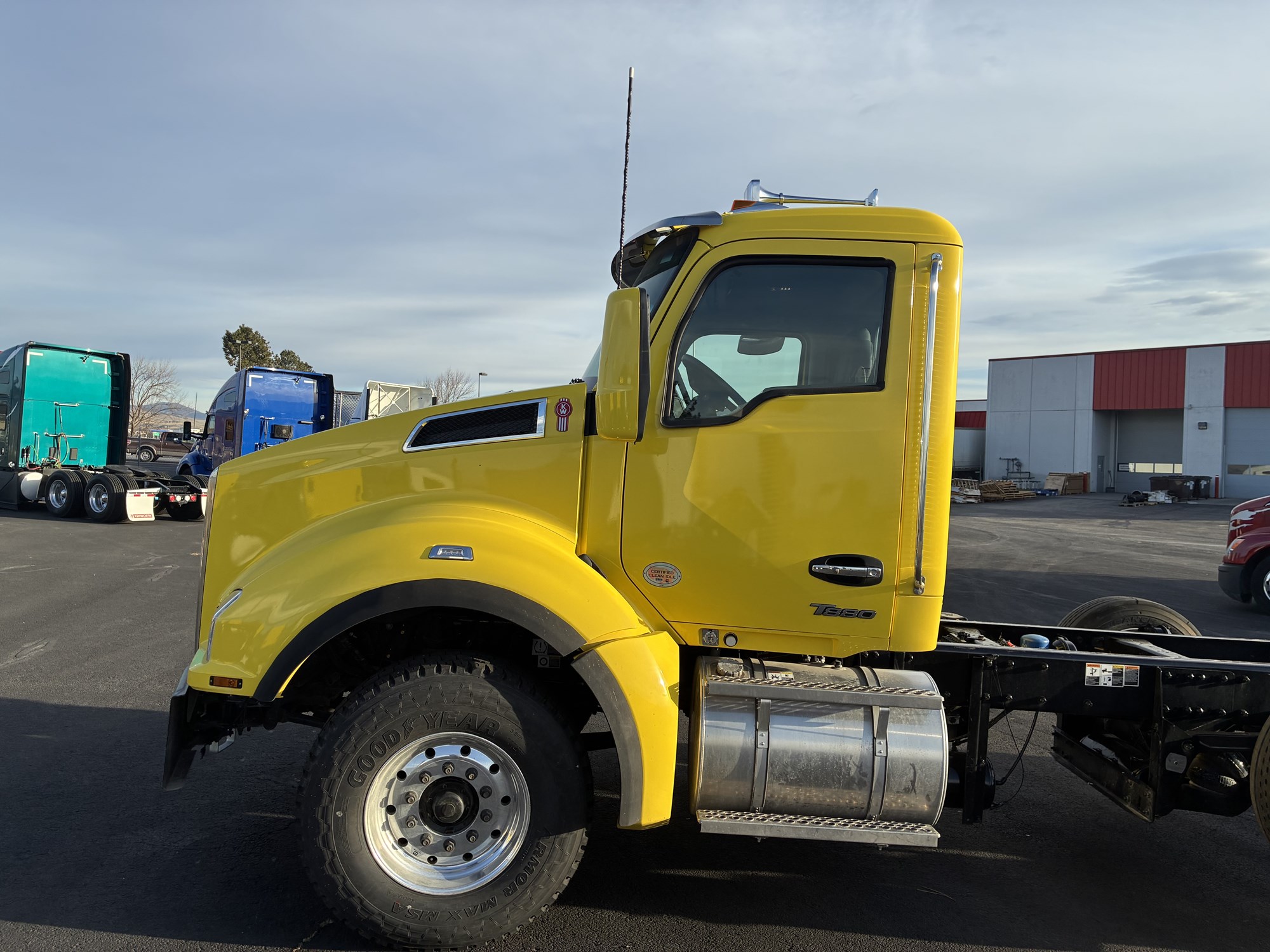 2025 Kenworth T880 2025 Kenworth T880 - image 2 of 6