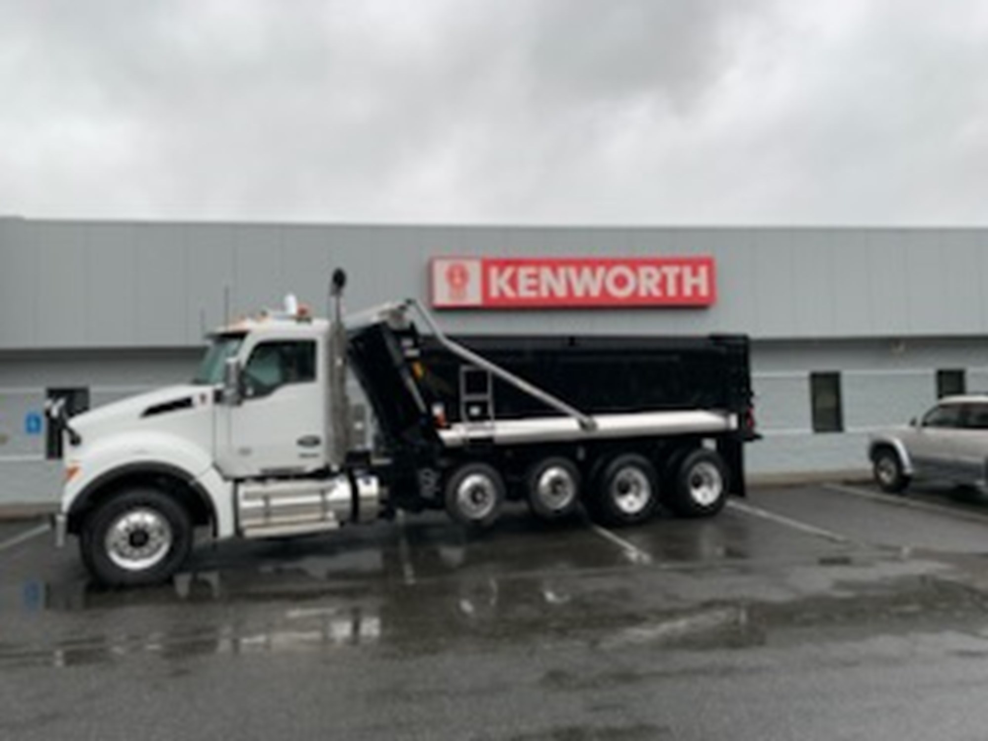 2026 Kenworth T880 - image 1 of 6