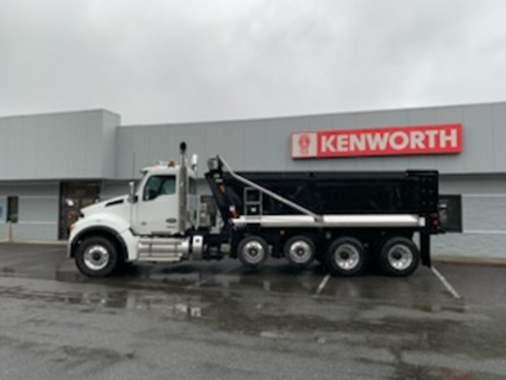 2026 Kenworth T880 - image 3 of 6
