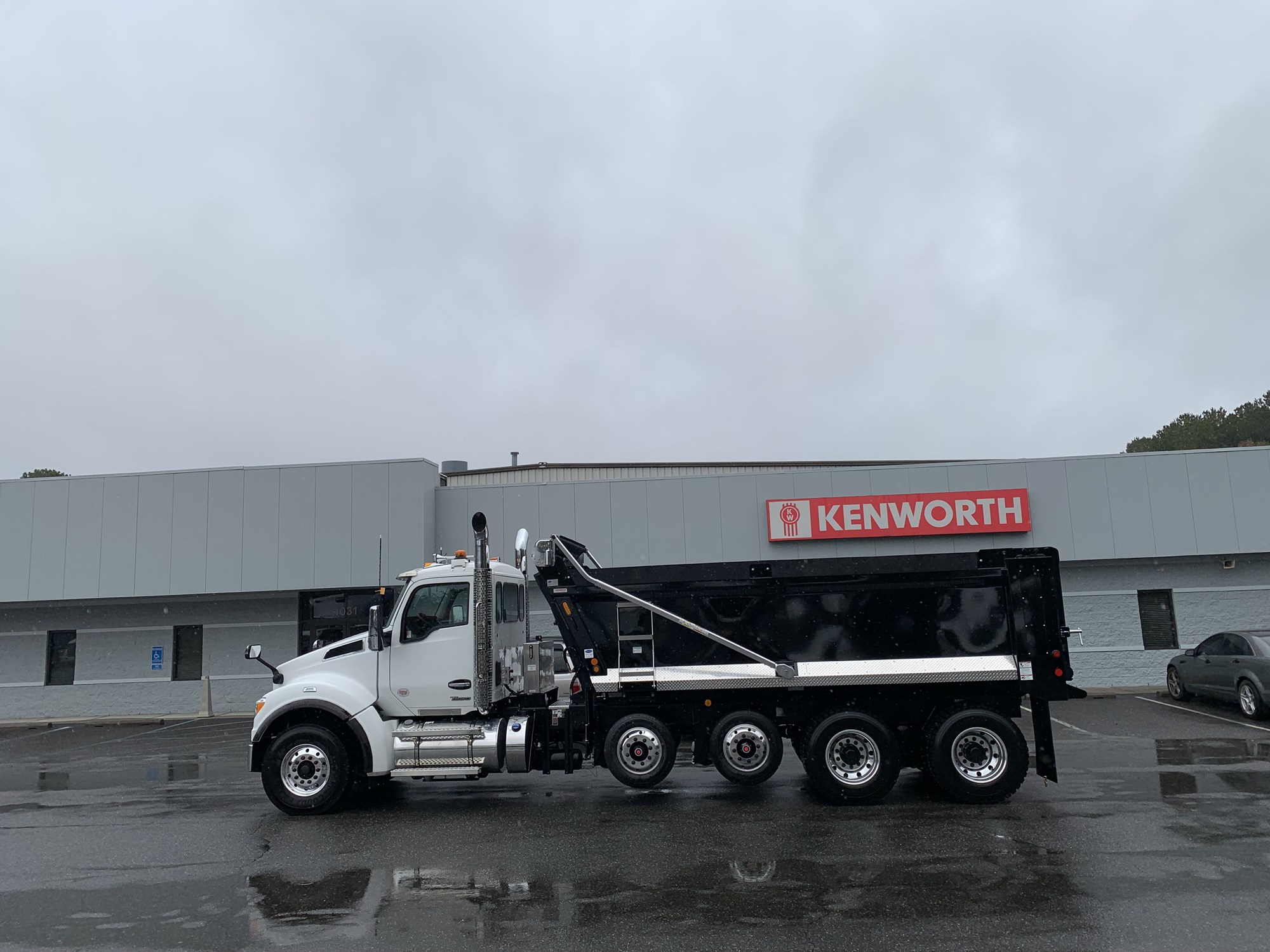 2026 Kenworth T880 - image 2 of 6