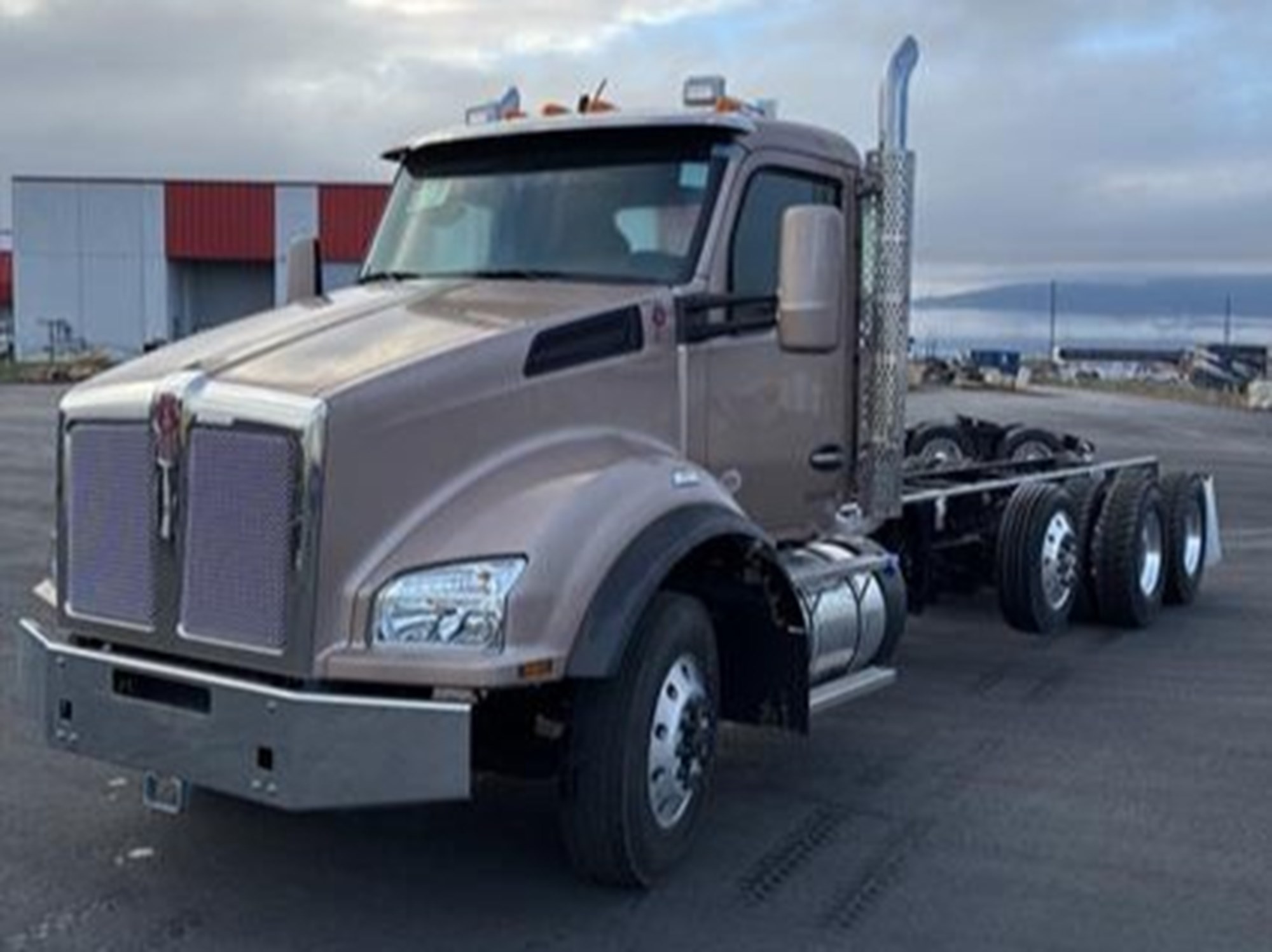 2026 Kenworth T880 2026 Kenworth T880 - image 1 of 6