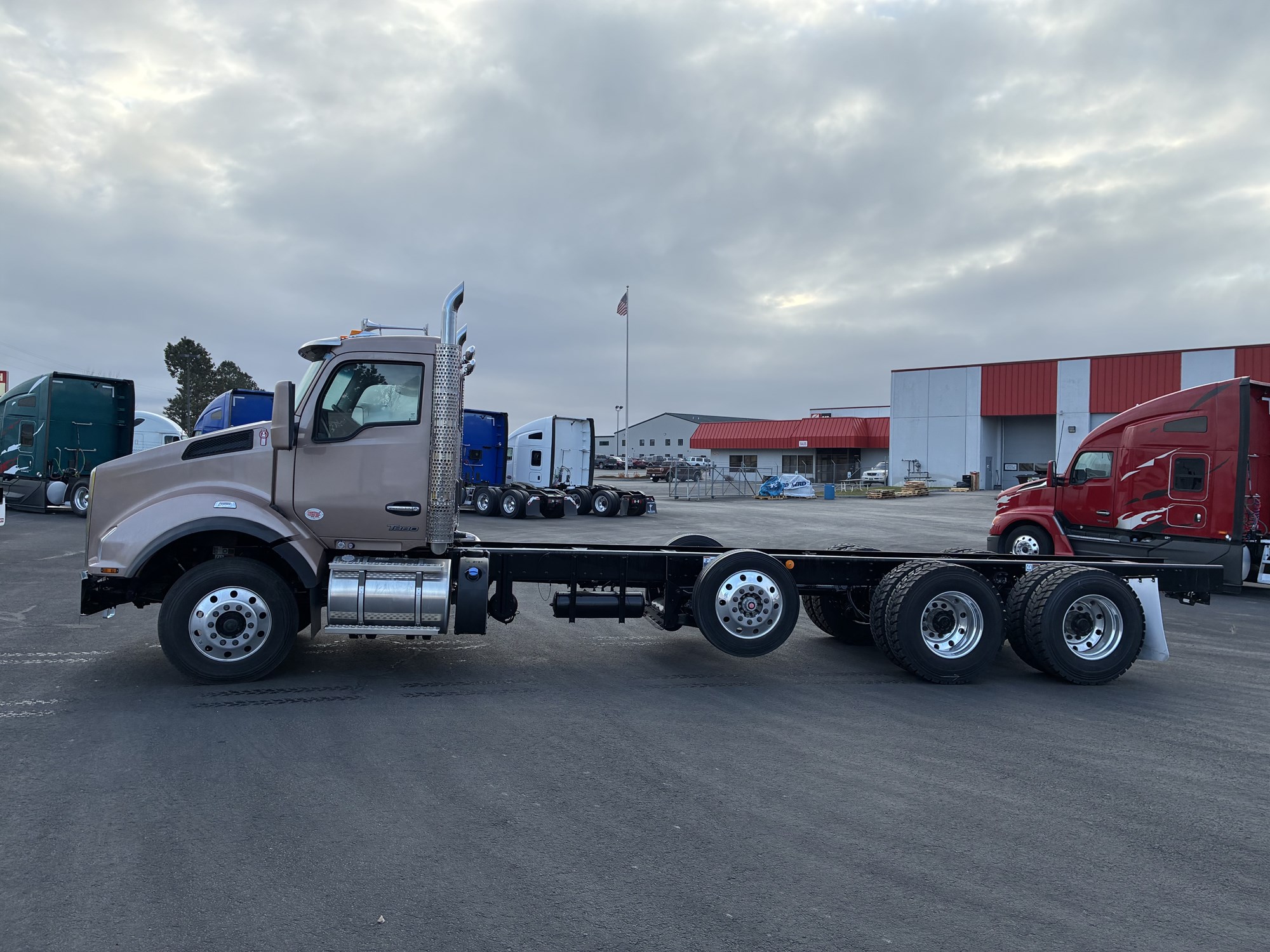 2026 Kenworth T880 2026 Kenworth T880 - image 5 of 6