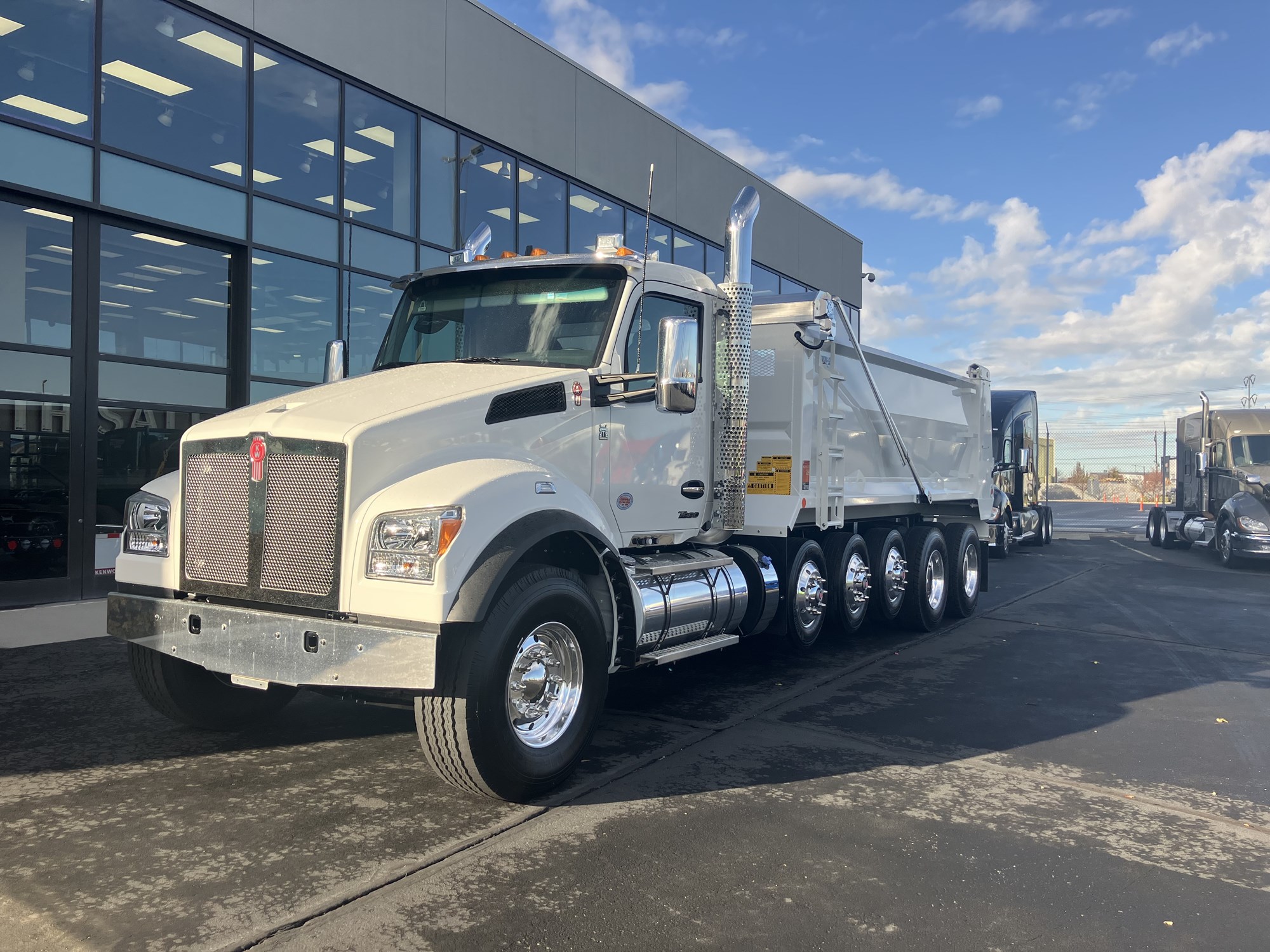 2026 Kenworth T880 2026 Kenworth T880 - image 1 of 6