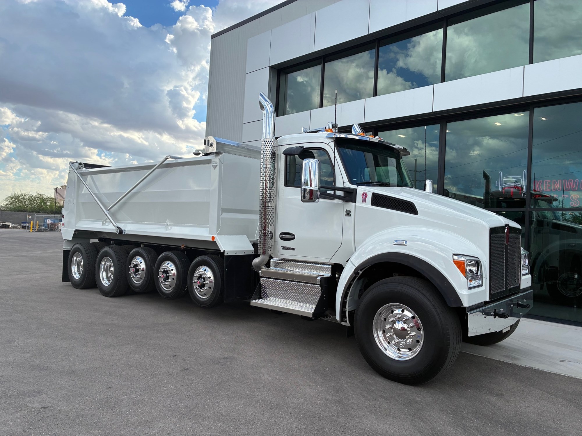2026 Kenworth T880 2026 Kenworth T880 - image 1 of 6