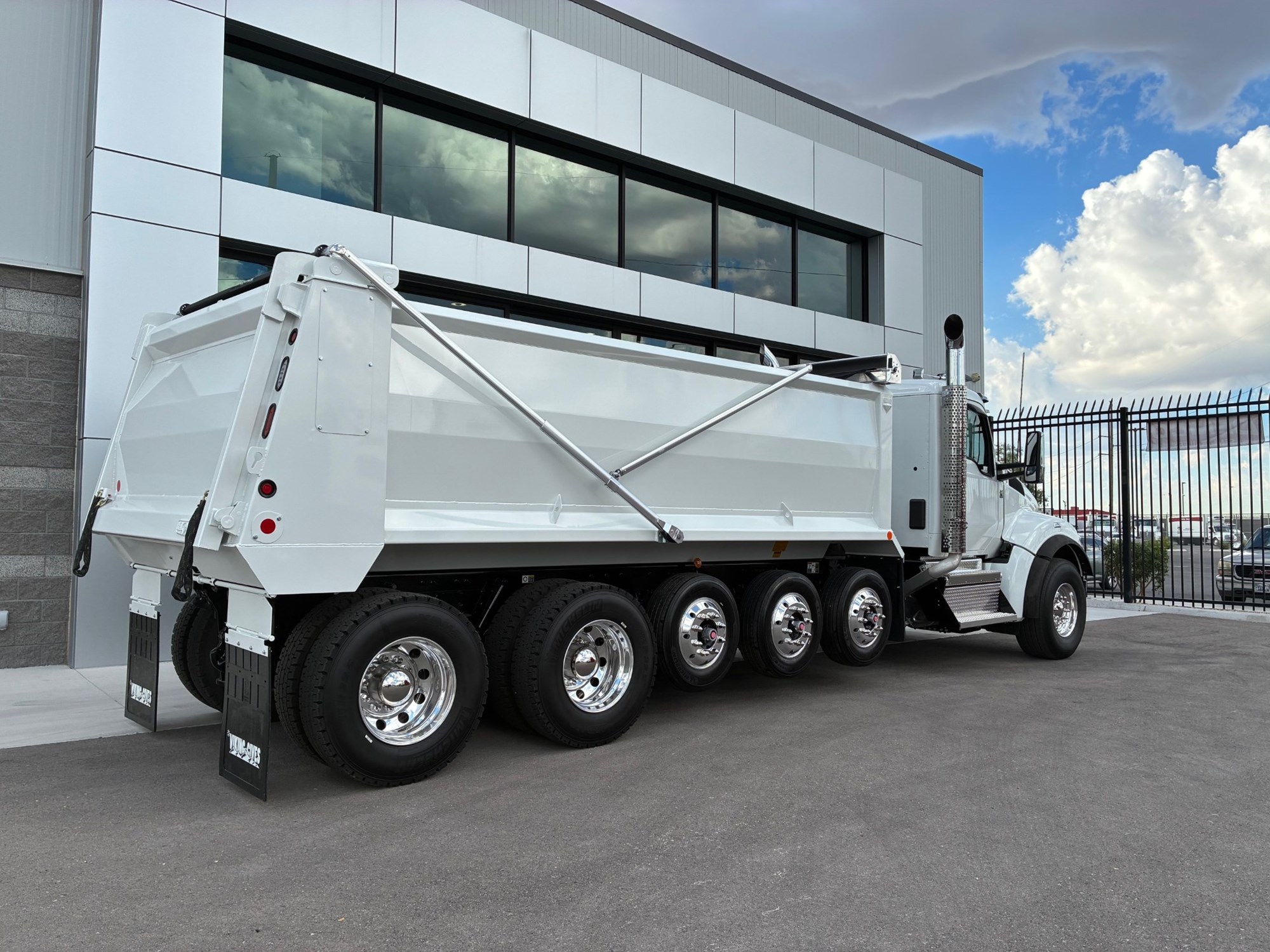 2026 Kenworth T880 2026 Kenworth T880 - image 3 of 6