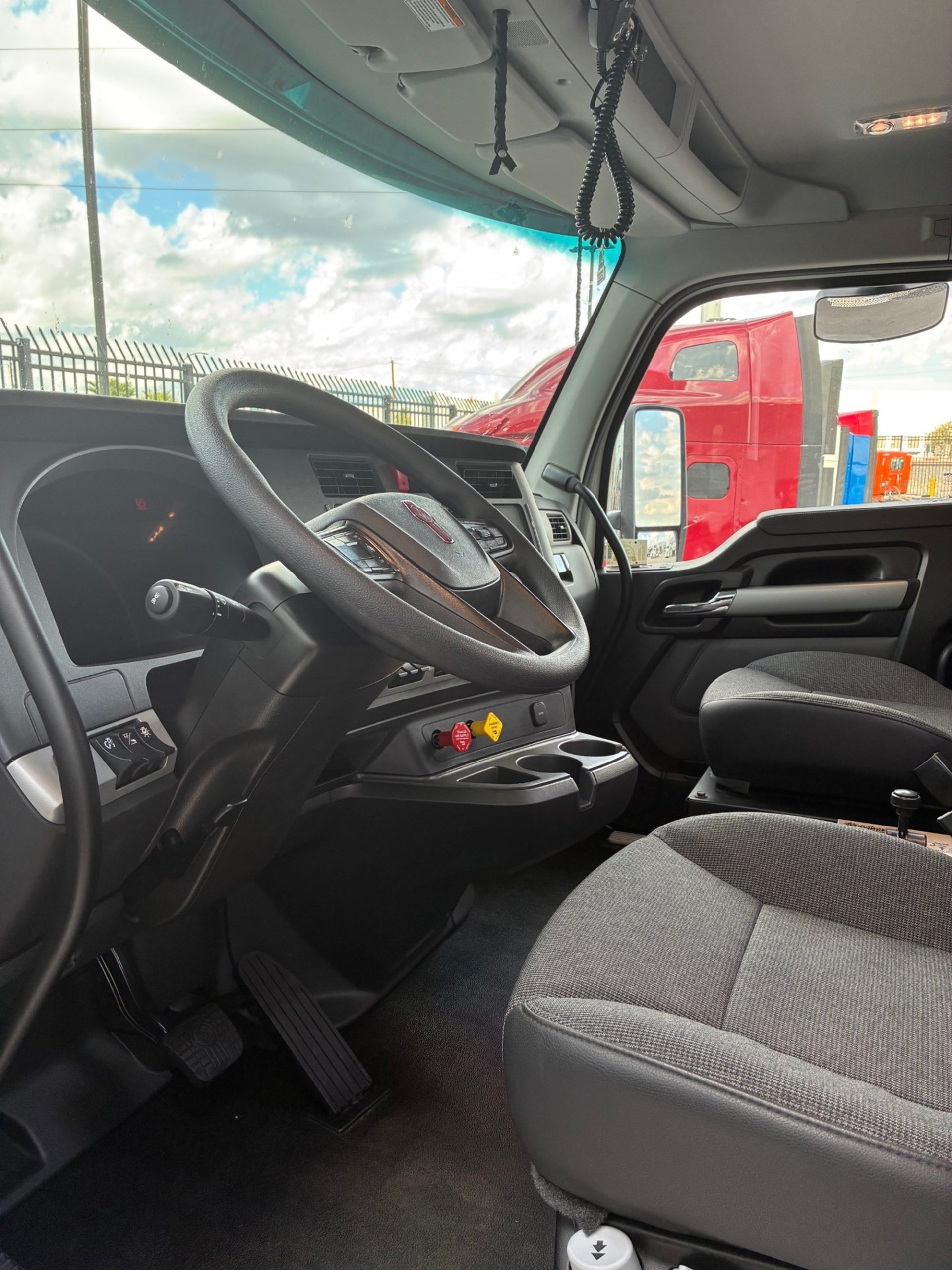 2026 Kenworth T880 2026 Kenworth T880 - image 5 of 6