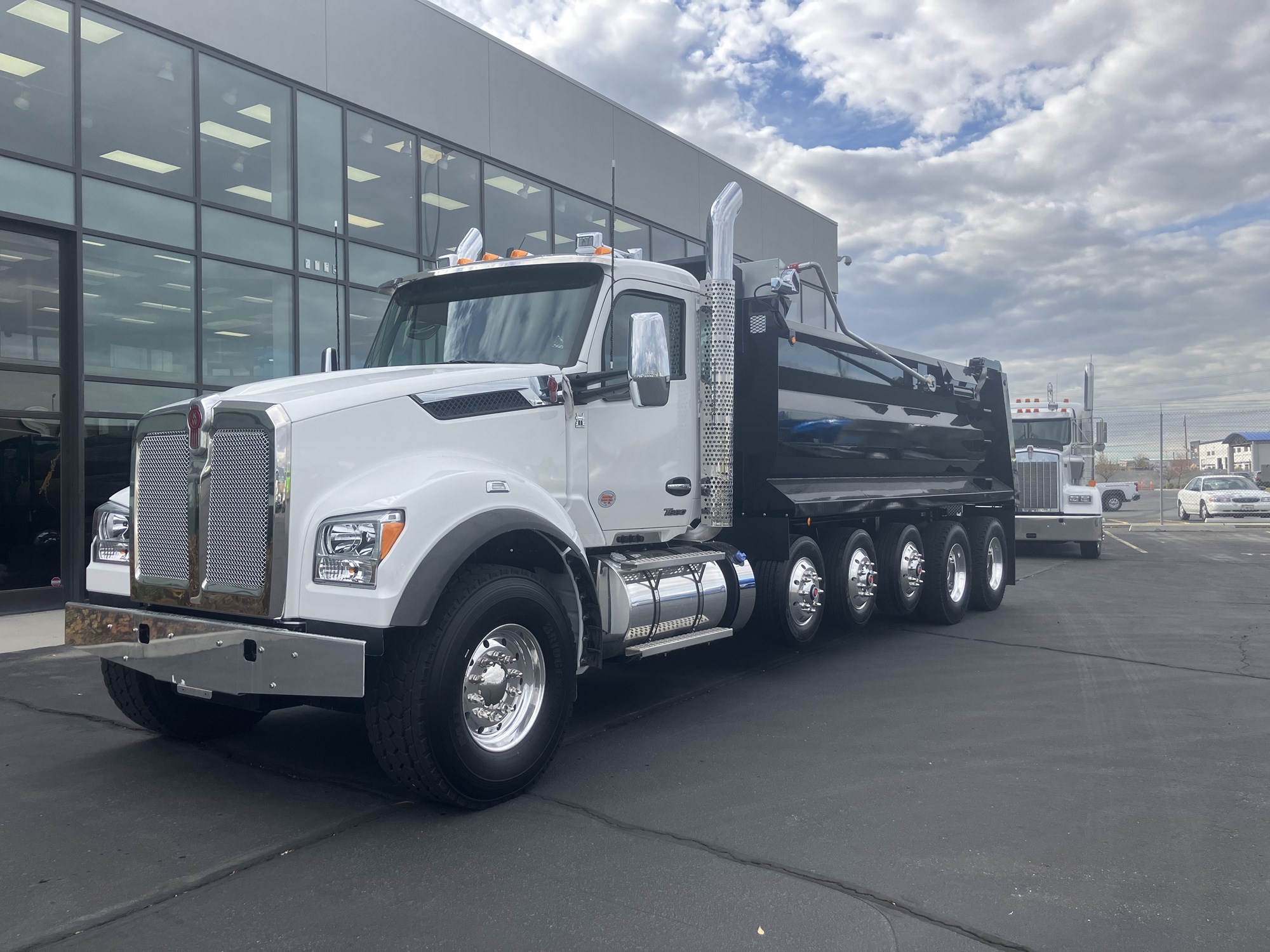 2026 Kenworth T880 - image 1 of 6