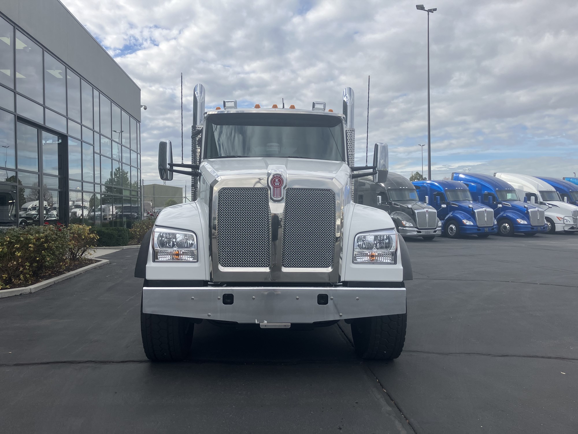 2026 Kenworth T880 - image 2 of 6
