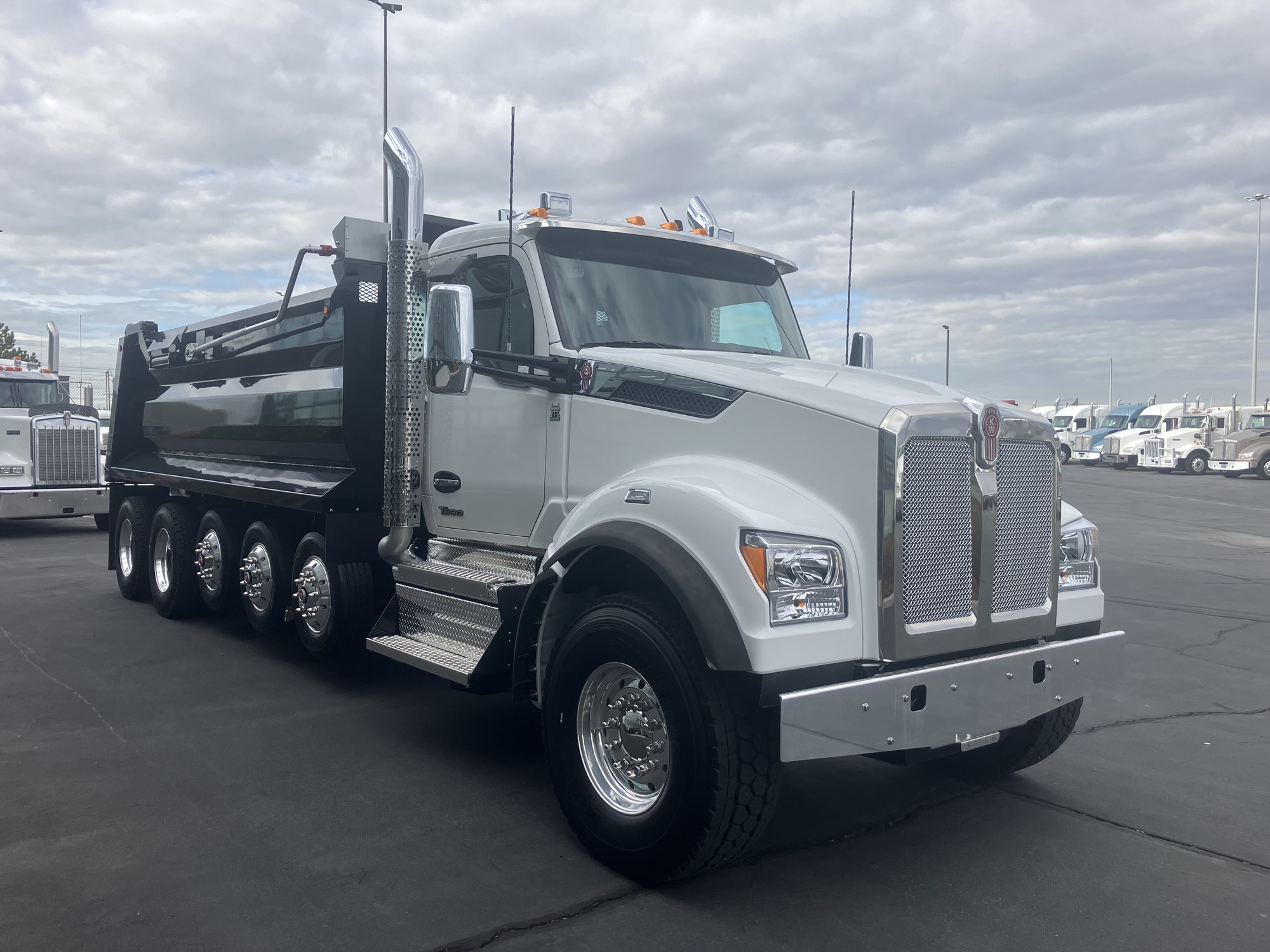 2026 Kenworth T880 - image 3 of 6