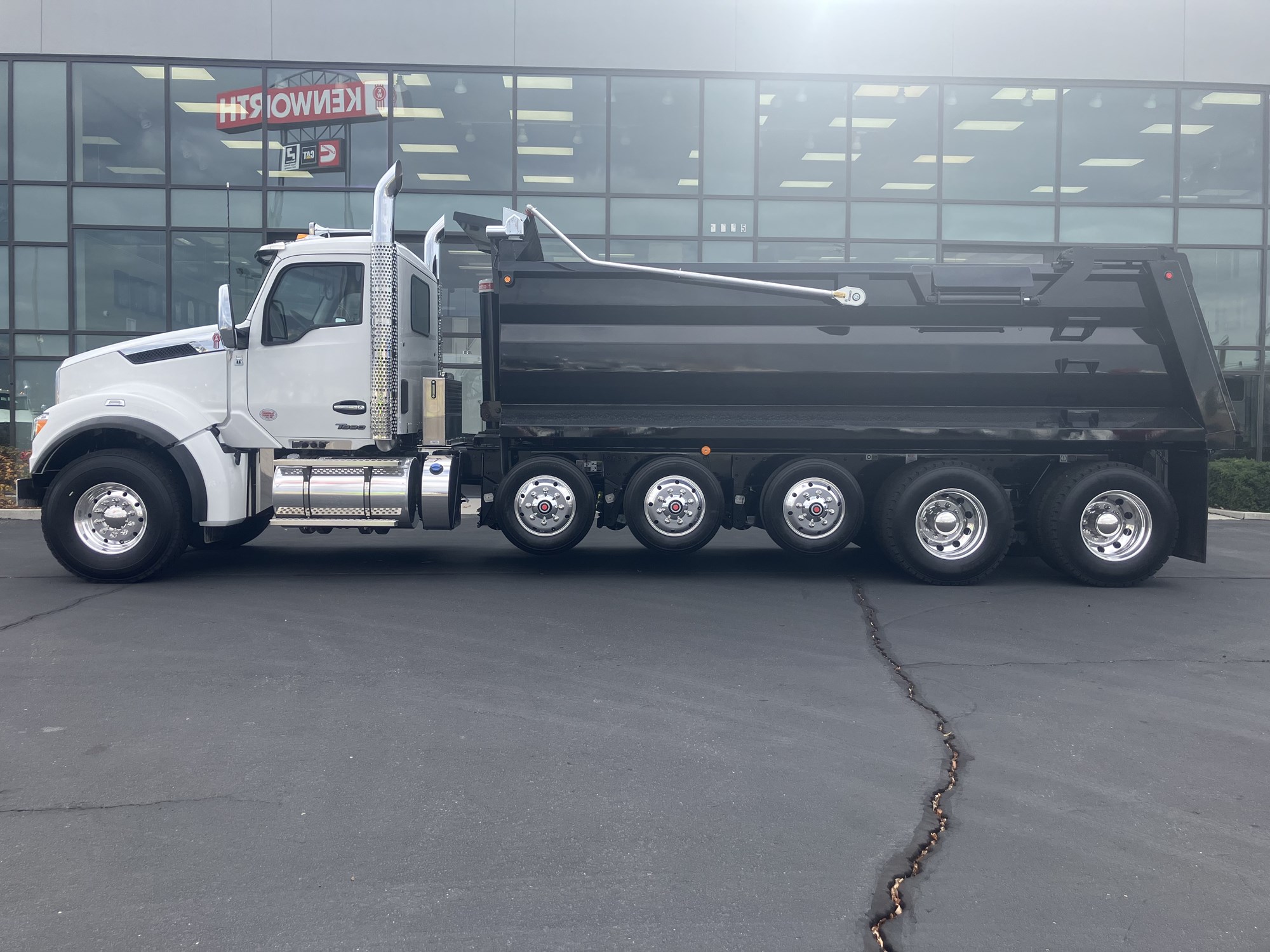 2026 Kenworth T880 - image 5 of 6