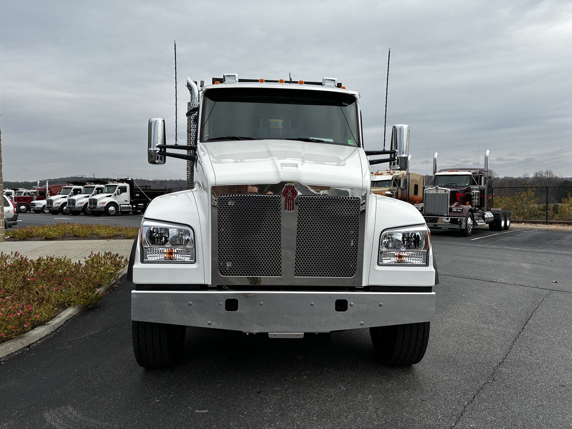 2026 Kenworth T880 - image 2 of 6