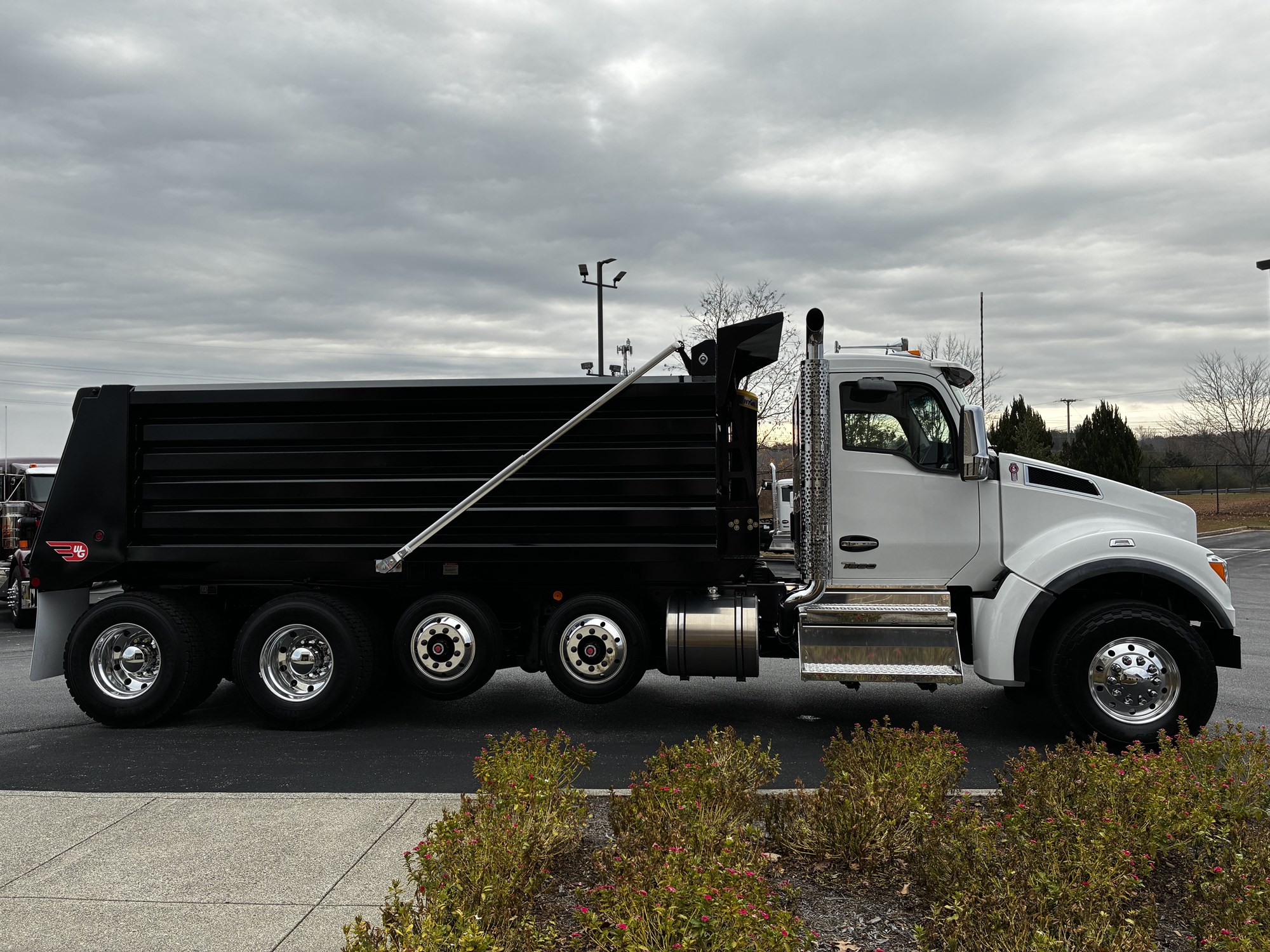 2026 Kenworth T880 - image 4 of 6