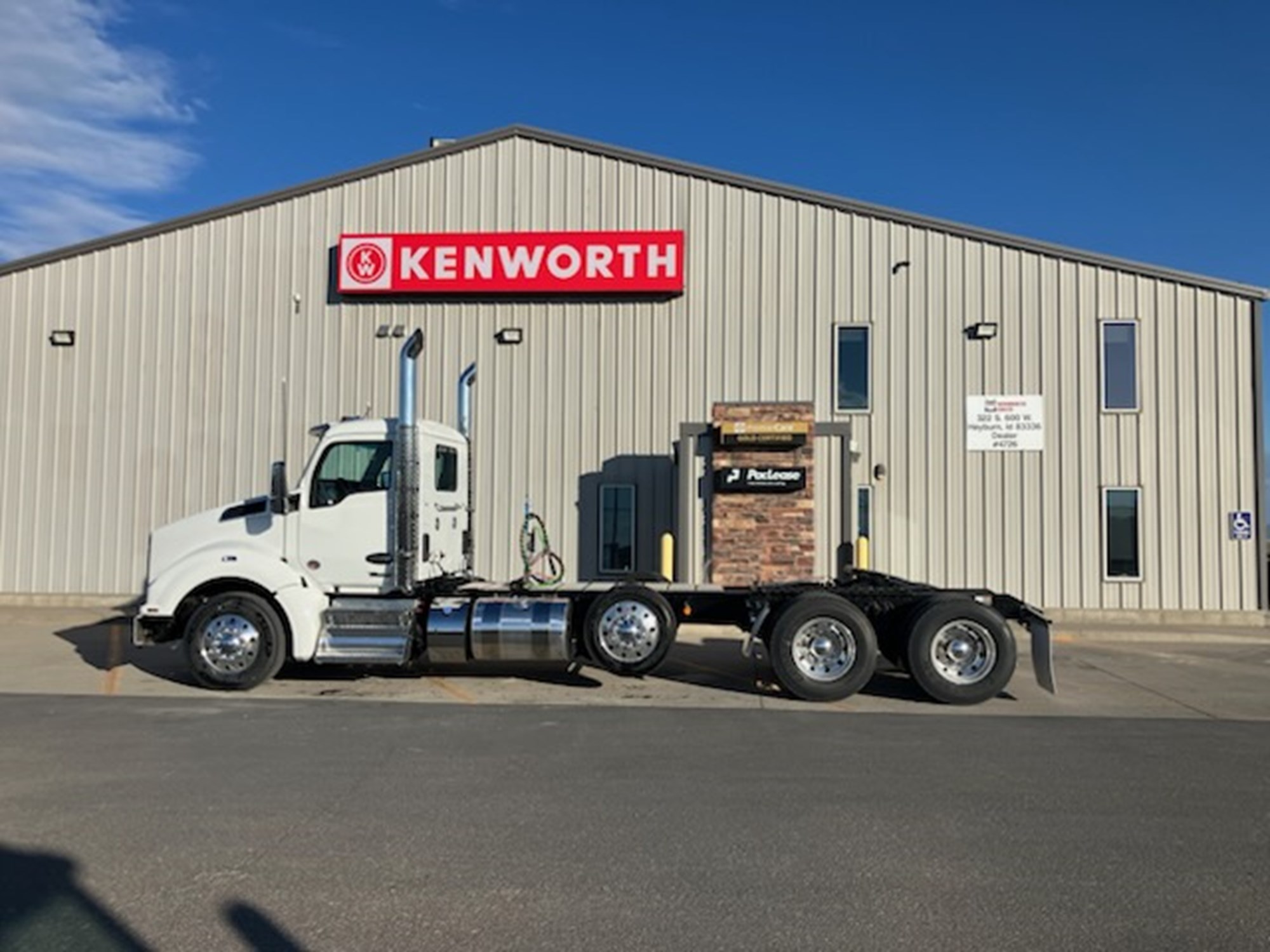 2026 Kenworth T880 - image 2 of 4