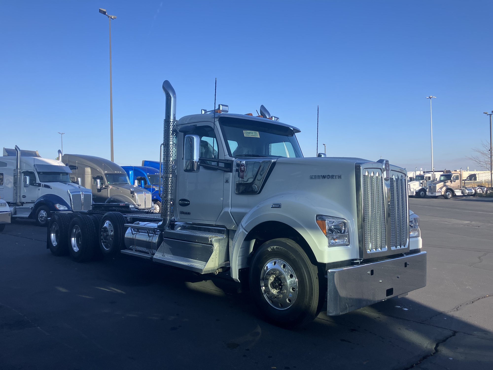 2026 Kenworth W990 - image 3 of 6