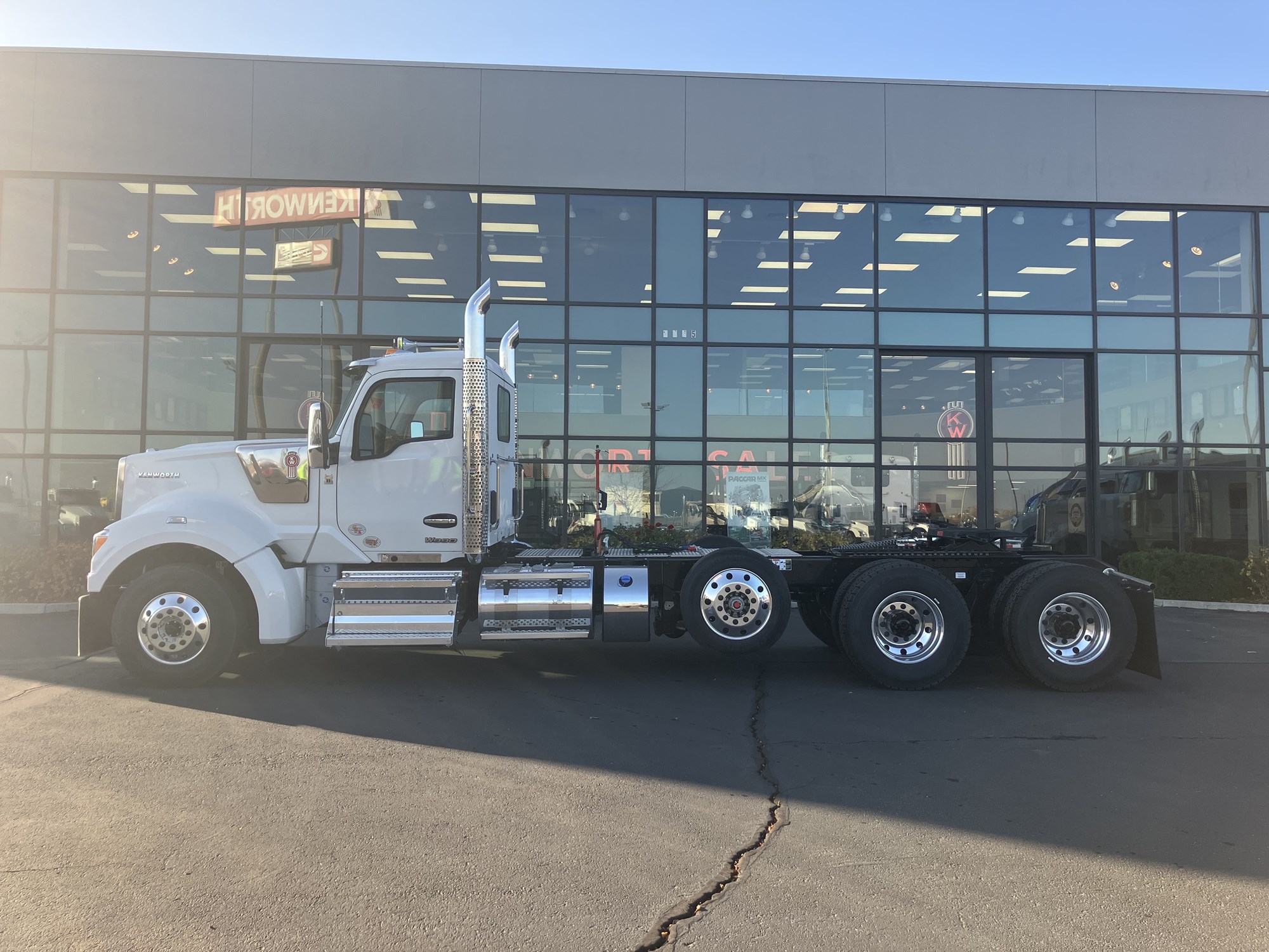 2026 Kenworth W990 - image 5 of 6