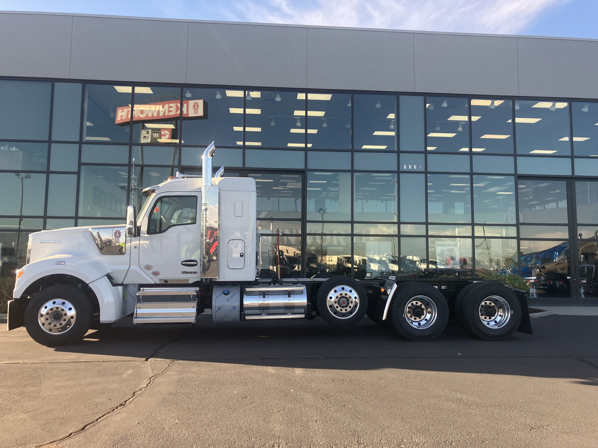 2026 Kenworth W990 - image 5 of 6