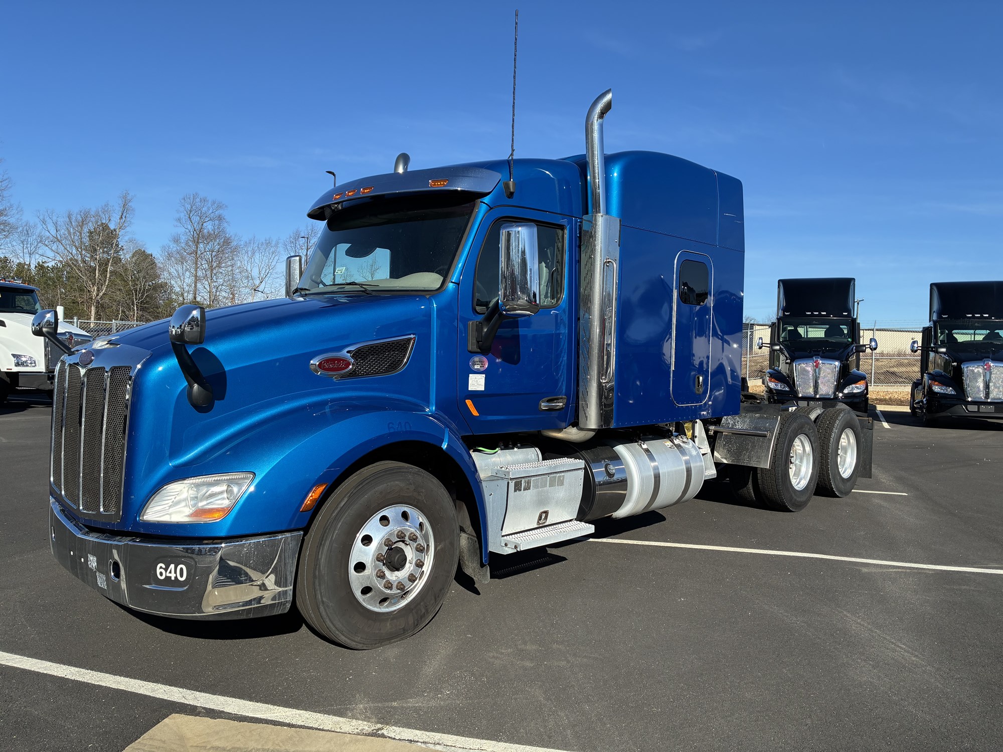 2020 Peterbilt 579 - image 1 of 6