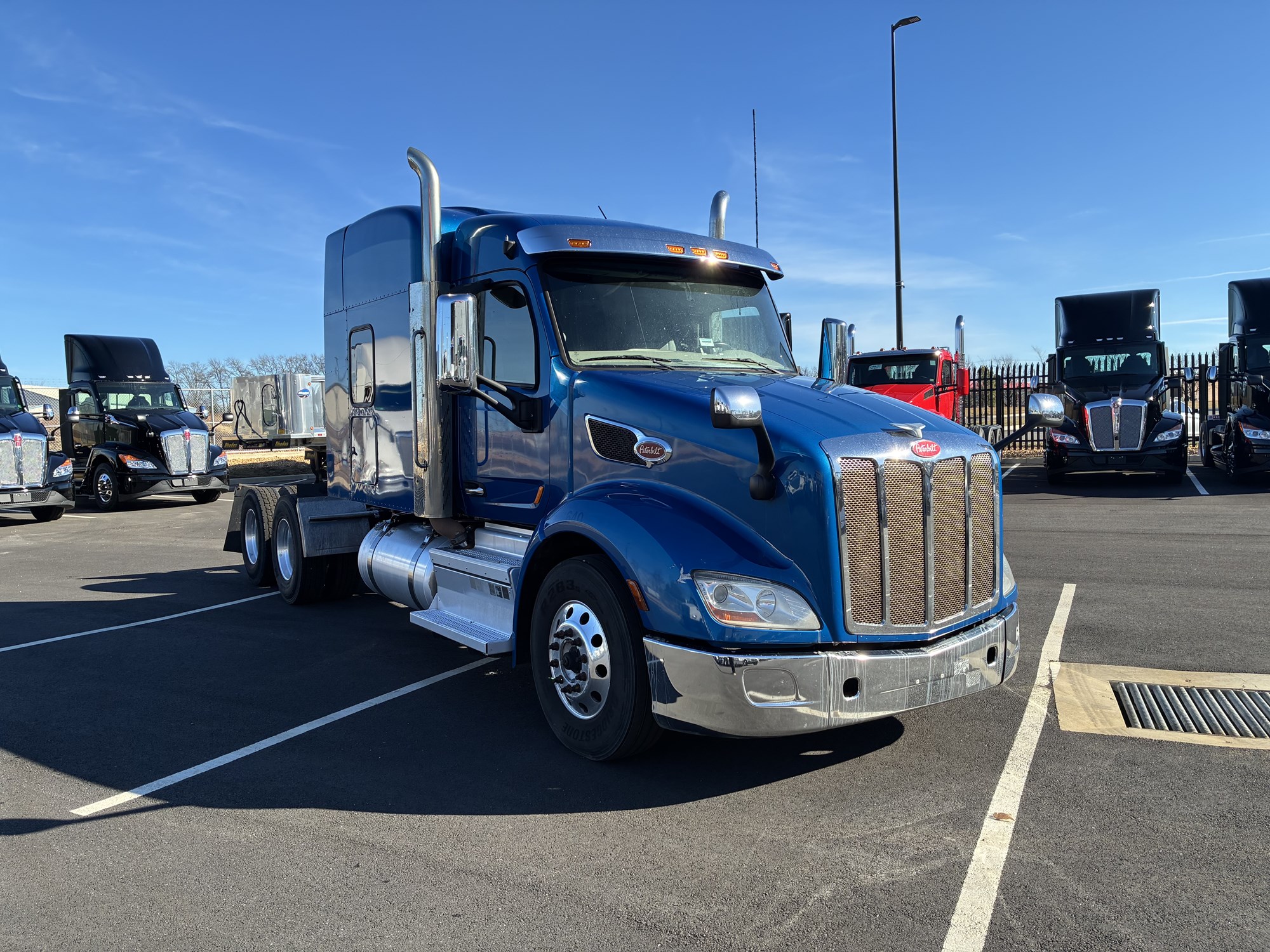 2020 Peterbilt 579 - image 3 of 6