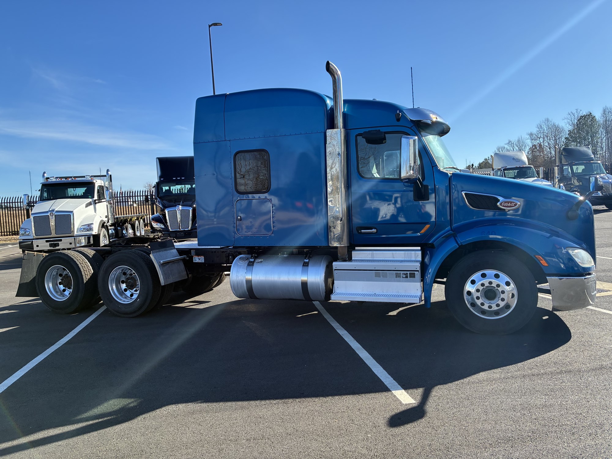 2020 Peterbilt 579 - image 4 of 6