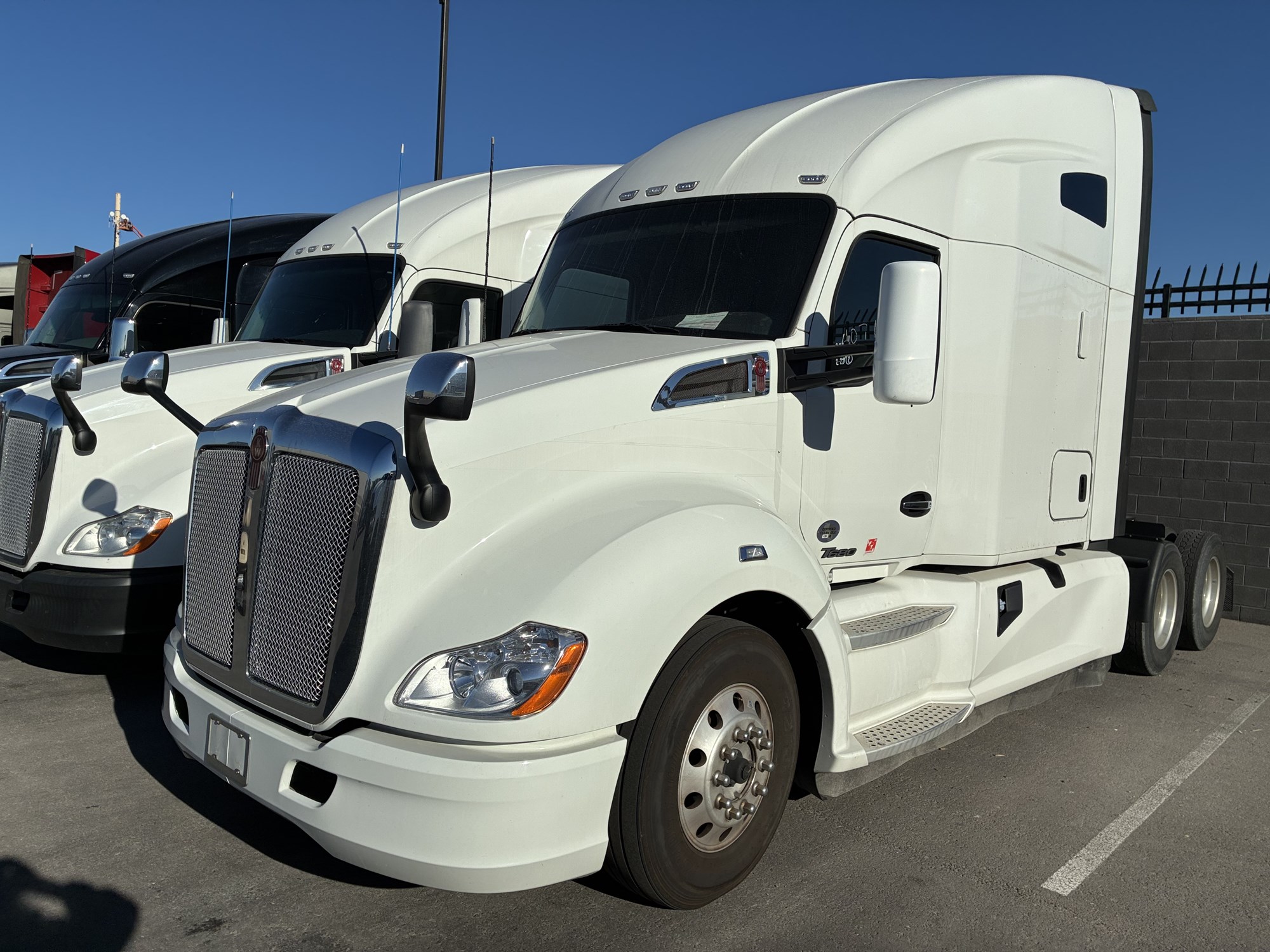 2020 Kenworth T680 2020 Kenworth T680 - image 1 of 5