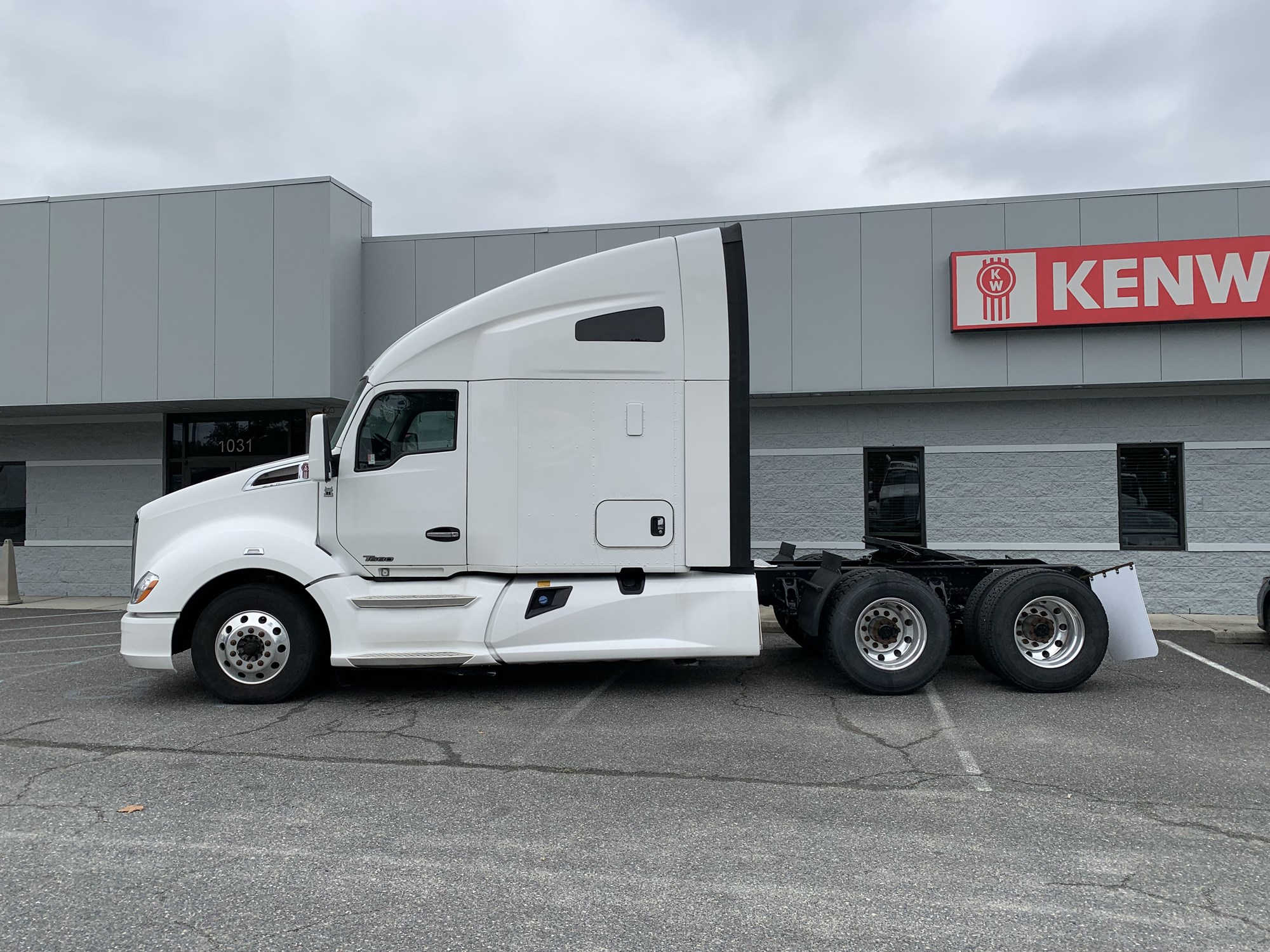 2020 Kenworth T680 2020 Kenworth T680 - image 1 of 6