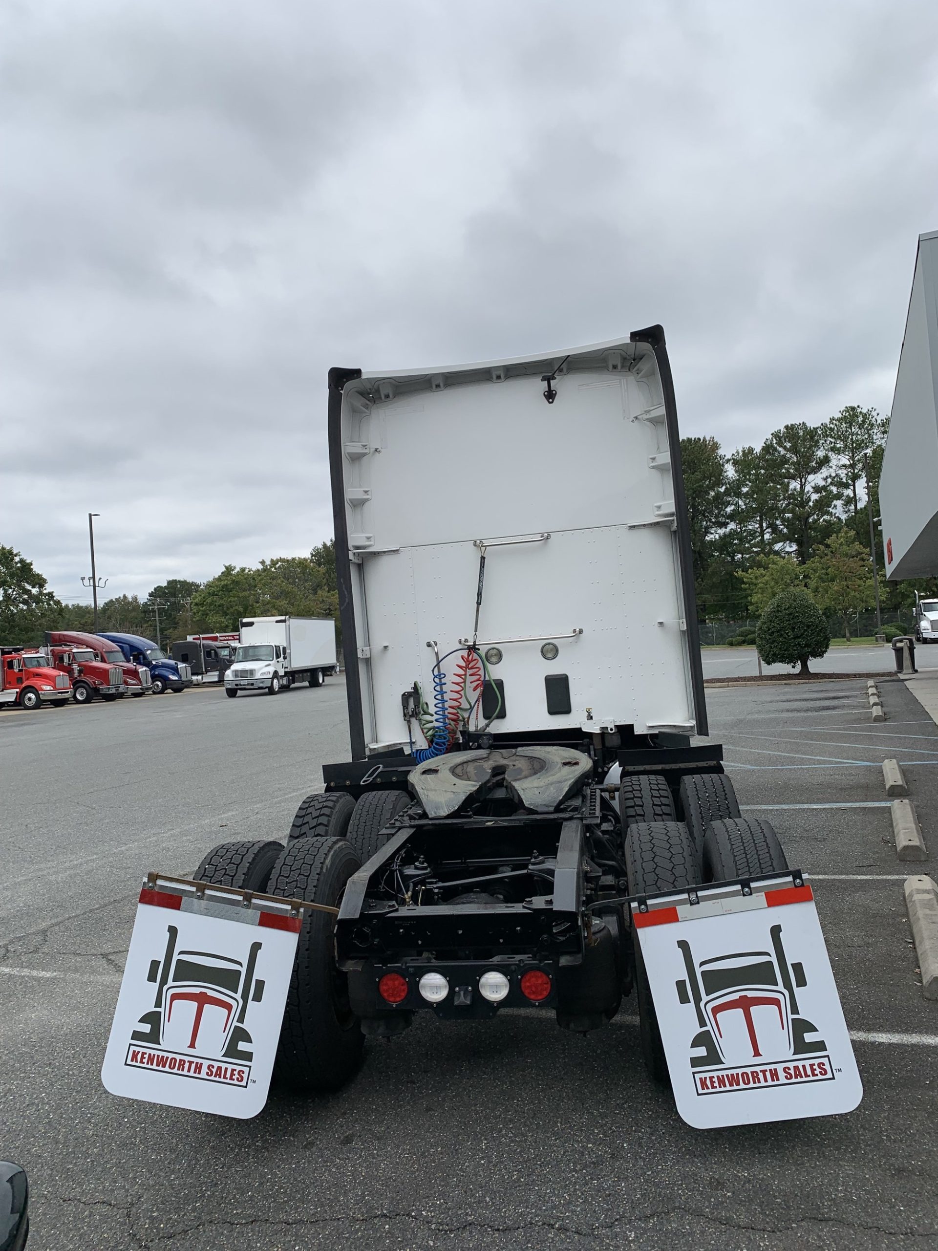 2020 Kenworth T680 2020 Kenworth T680 - image 3 of 6