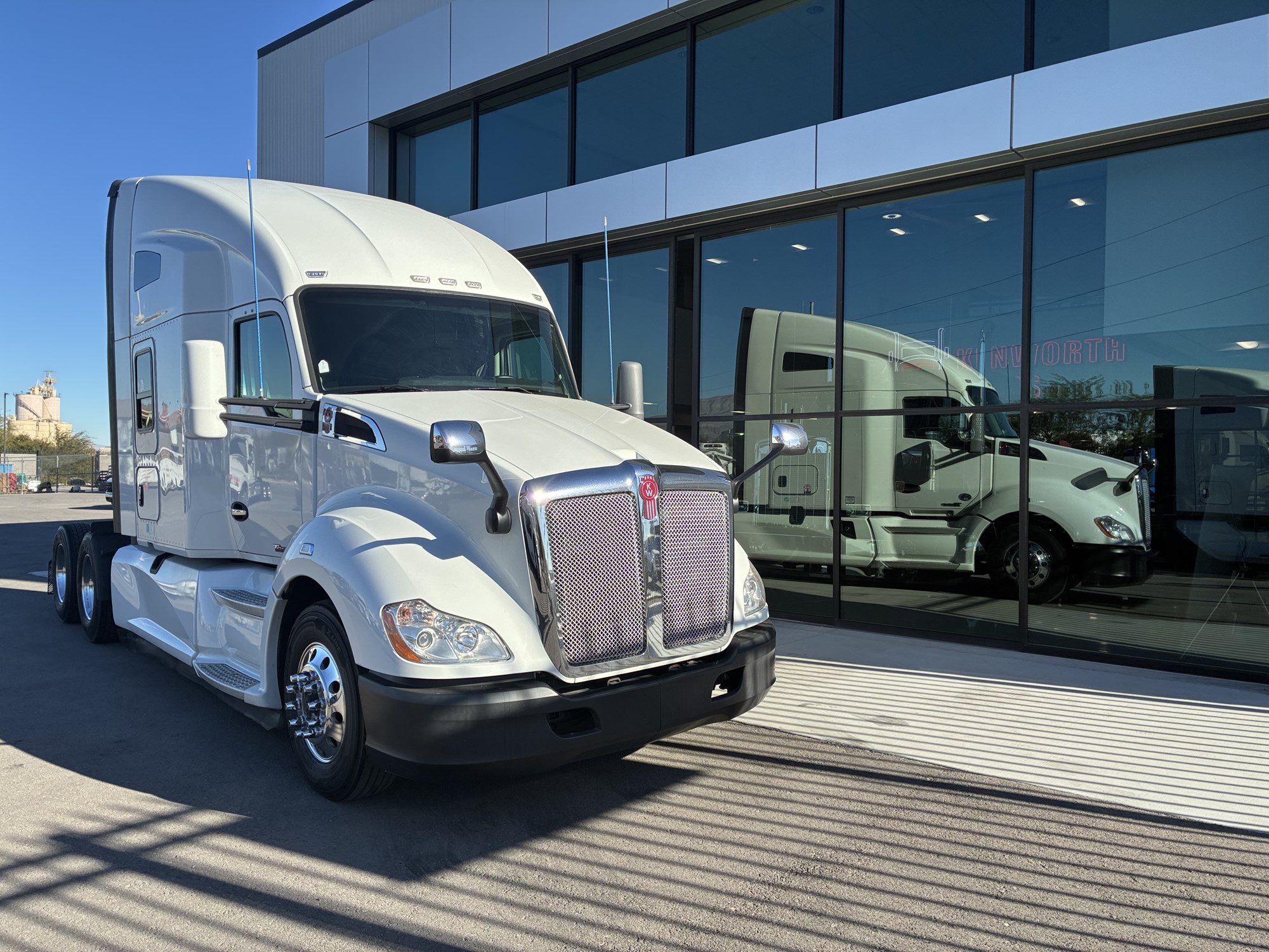 2020 Kenworth T680 2020 Kenworth T680 - image 1 of 6