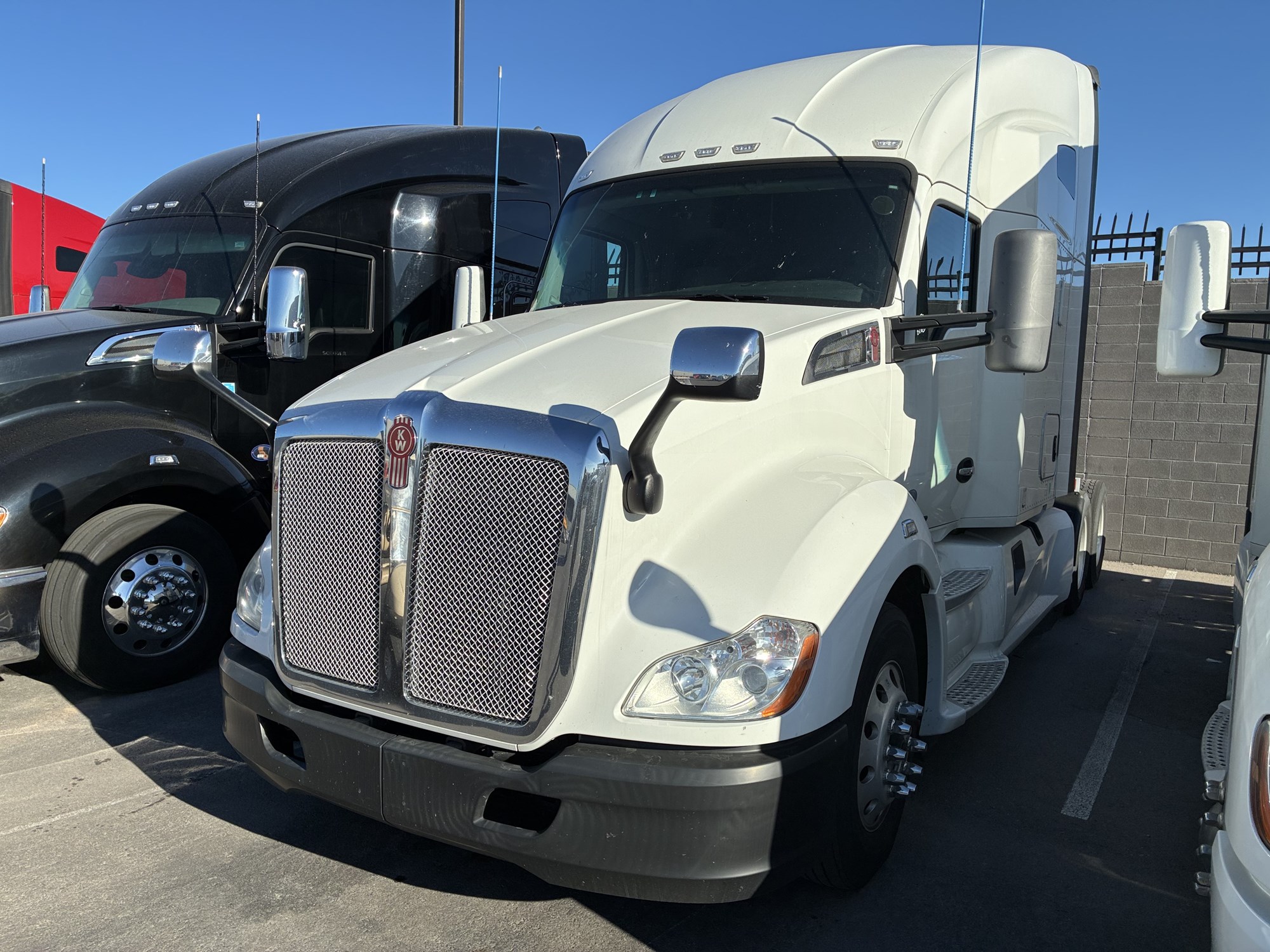 2020 Kenworth T680 2020 Kenworth T680 - image 1 of 4