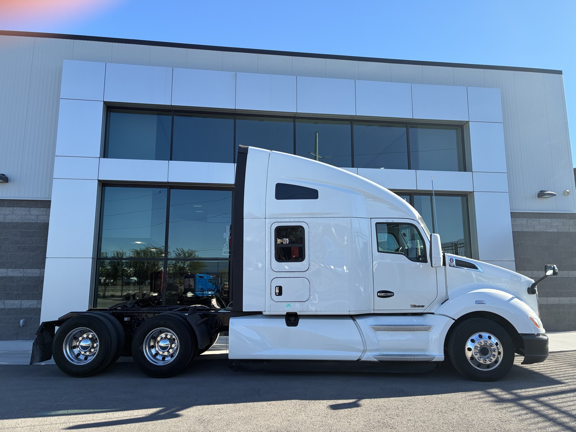 2020 Kenworth T680 2020 Kenworth T680 - image 2 of 6