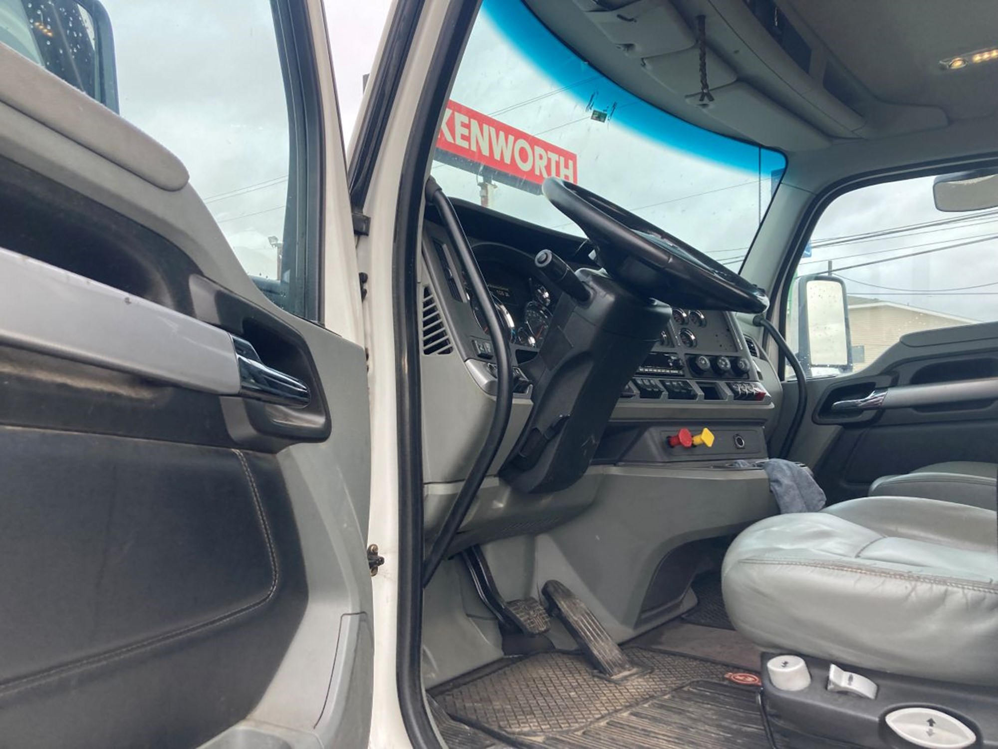 2020 Kenworth T680 2020 Kenworth T680 - image 5 of 6