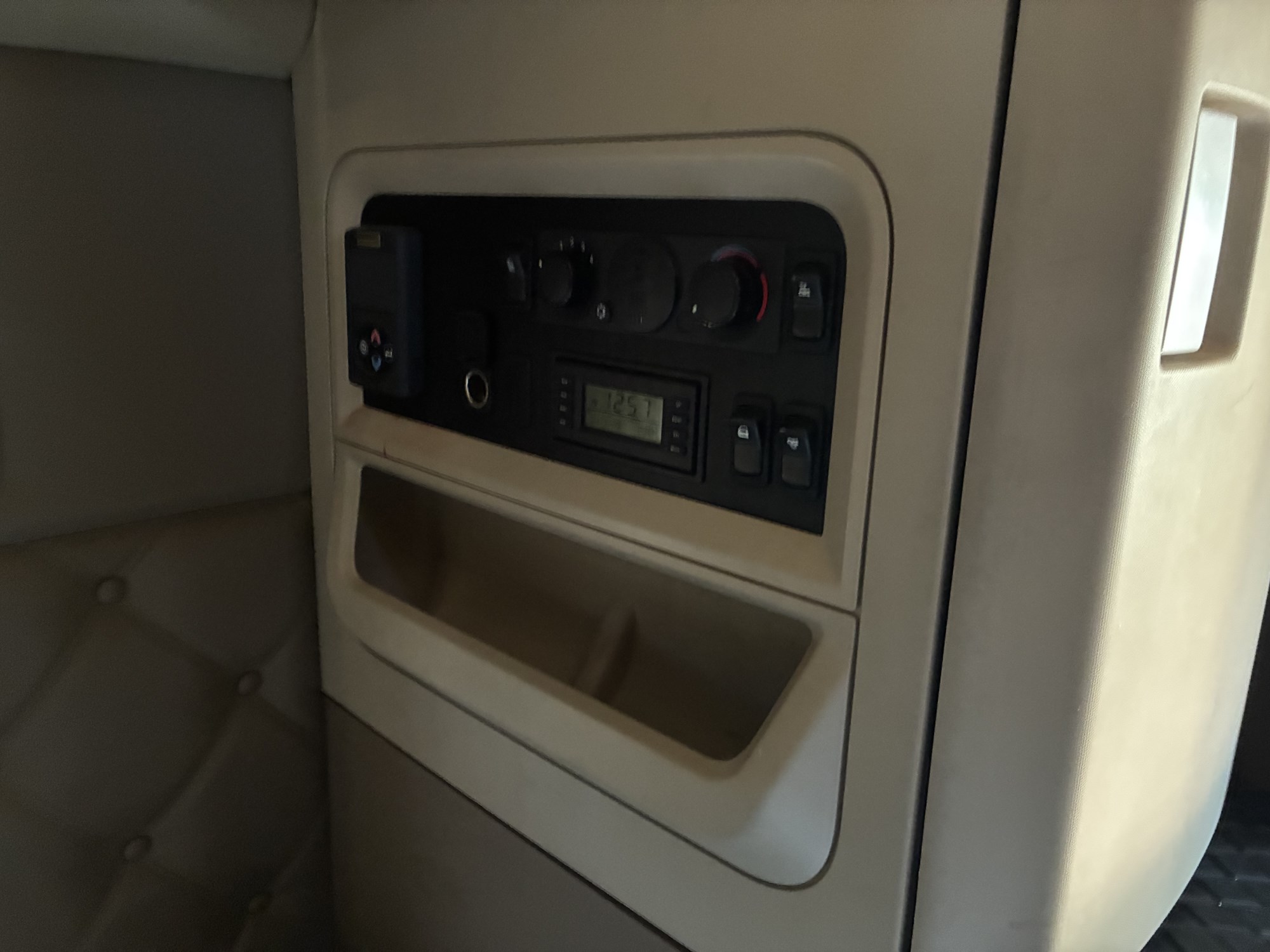 2020 Kenworth T680 - image 5 of 6