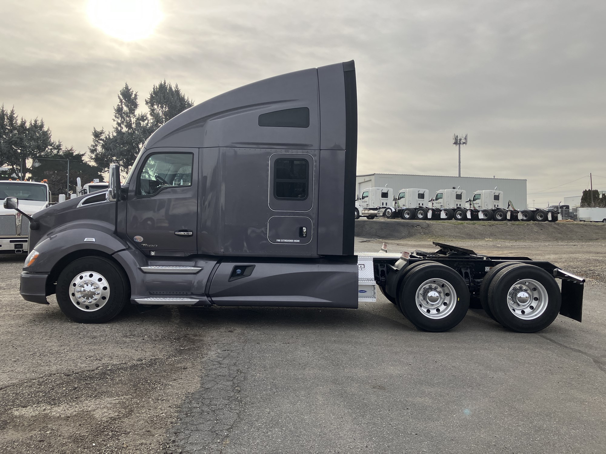 2021 Kenworth T680 2021 Kenworth T680 - image 2 of 6