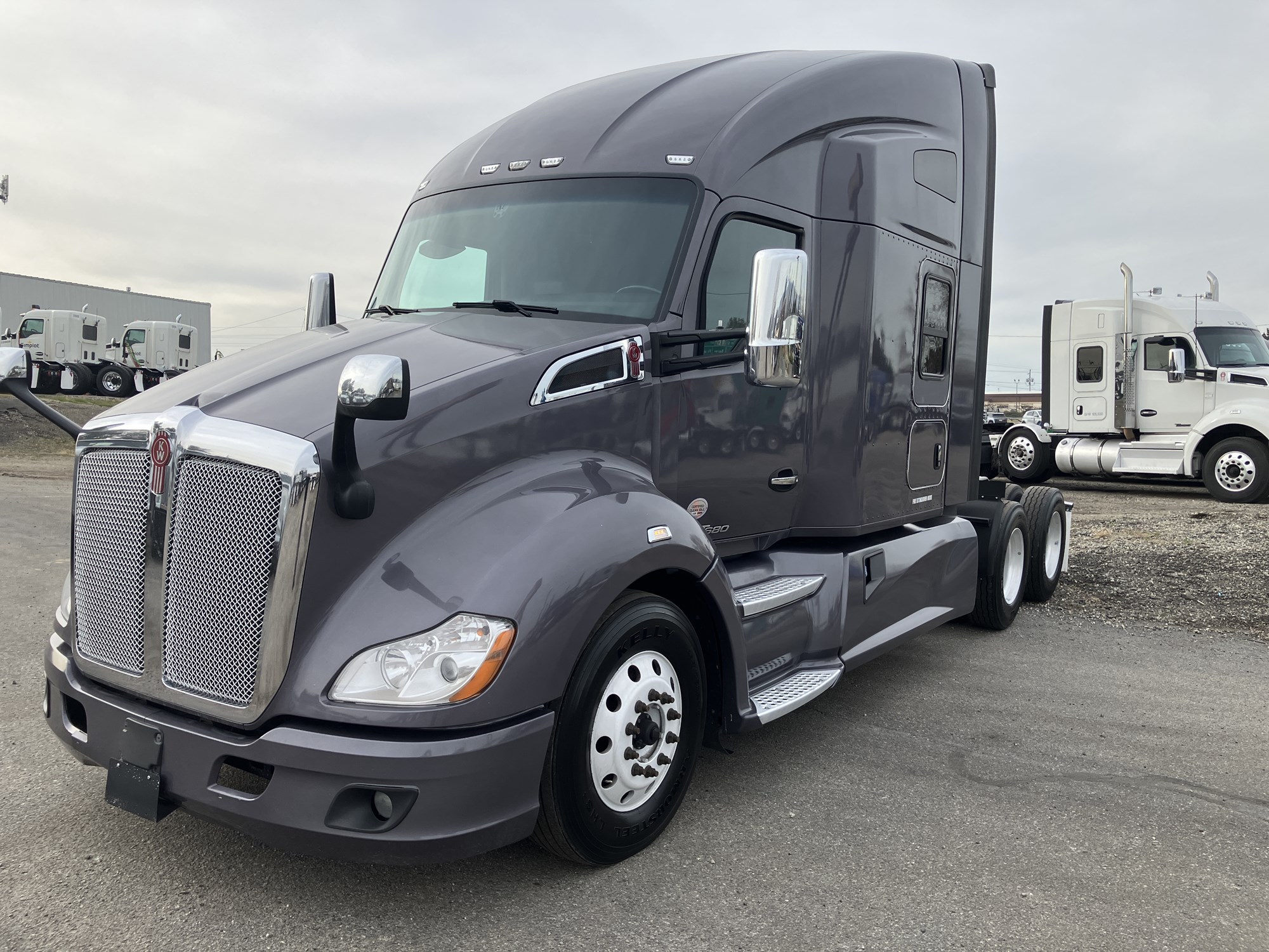 2021 Kenworth T680 2021 Kenworth T680 - image 1 of 6