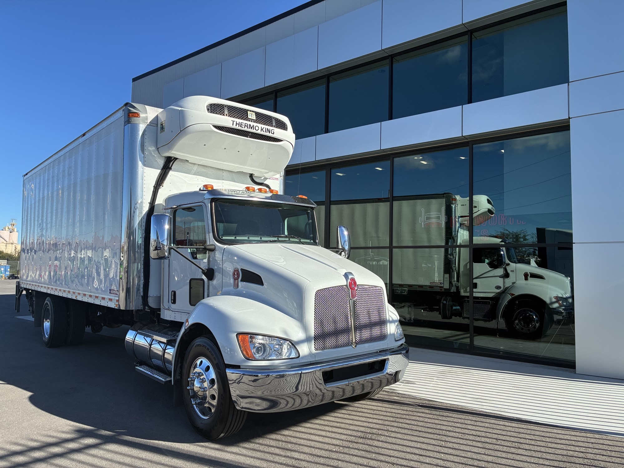 2021 Kenworth T270 2021 Kenworth T270 - image 1 of 6