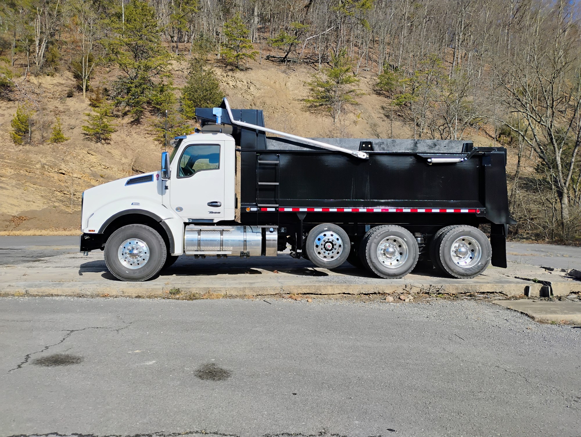 2024 Kenworth T880 2024 Kenworth T880 - image 3 of 6