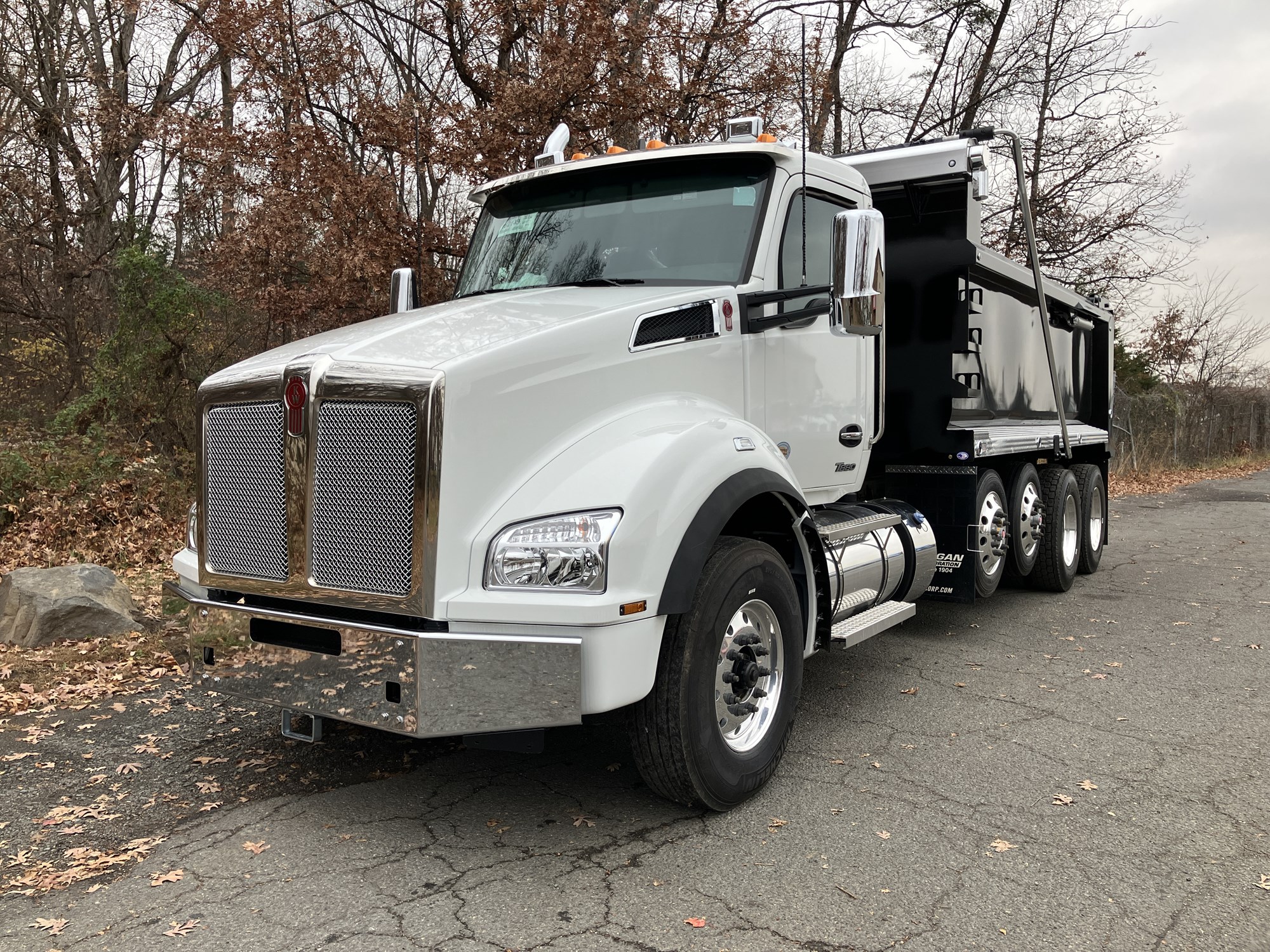 2025 Kenworth T880 - image 2 of 6