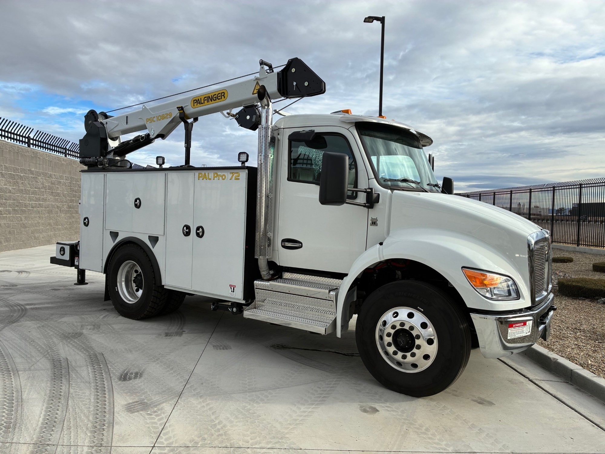 2025 Kenworth T280 - image 1 of 6