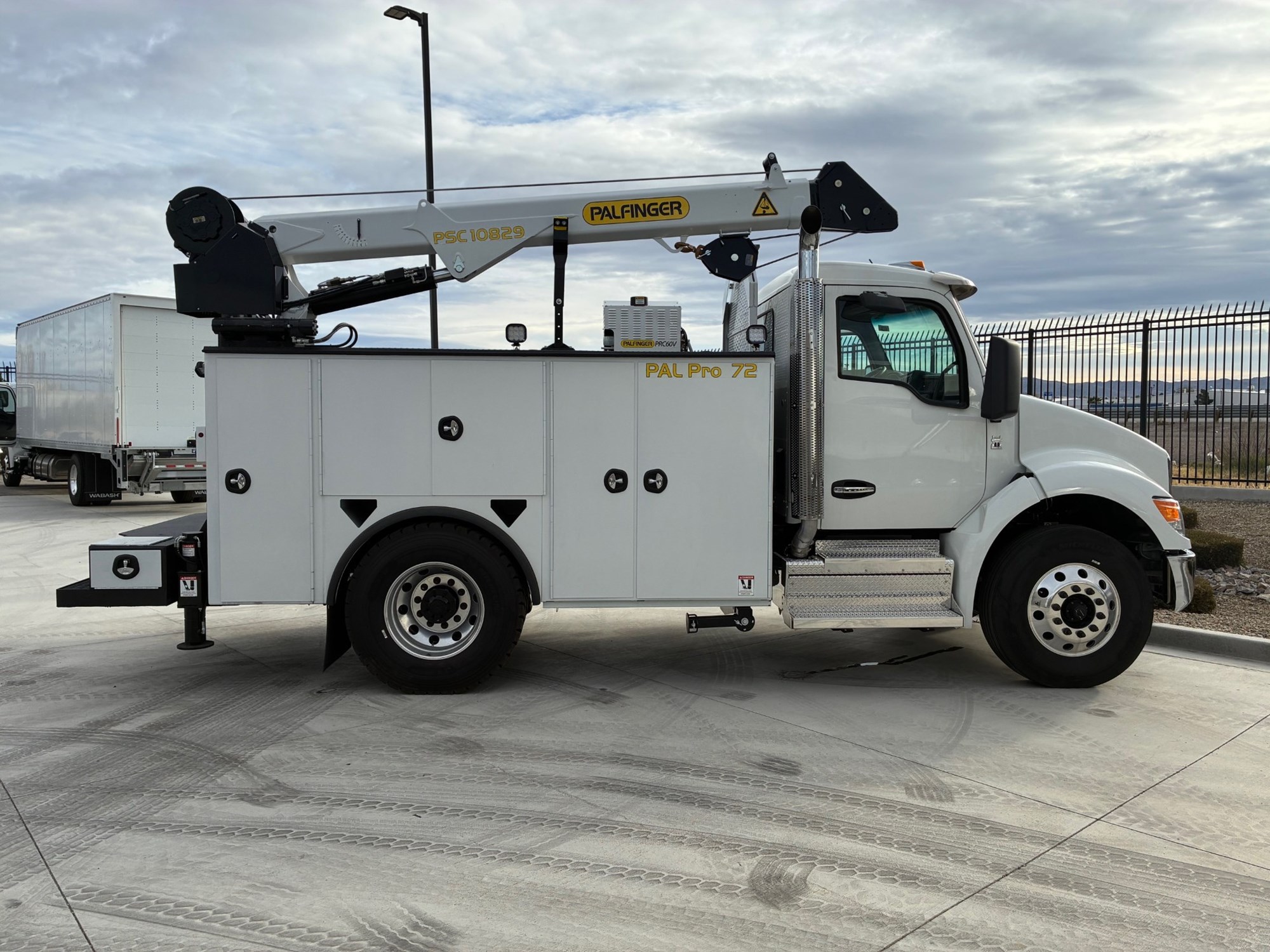 2025 Kenworth T280 - image 2 of 6