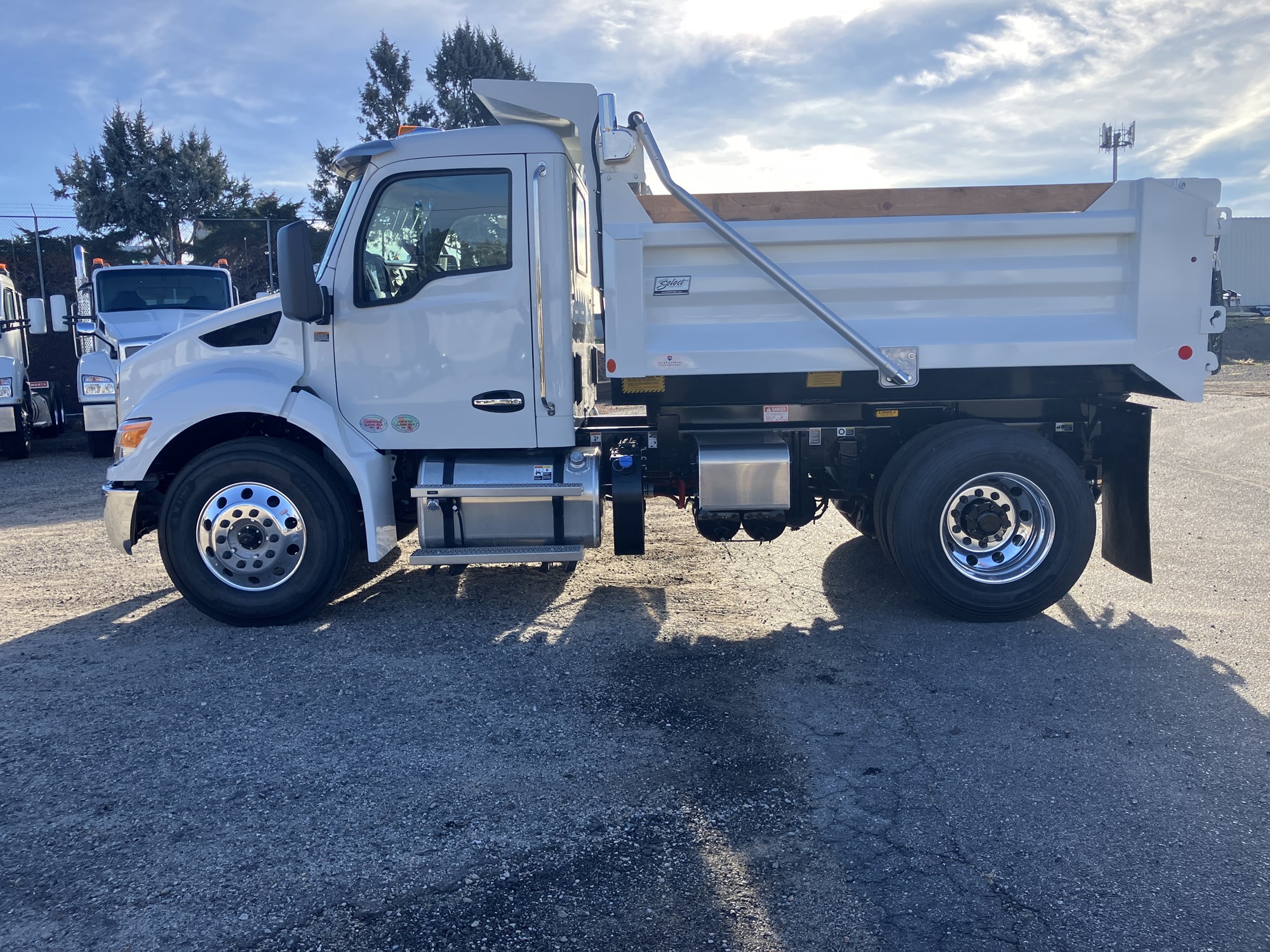 2025 Kenworth T380 - image 2 of 6