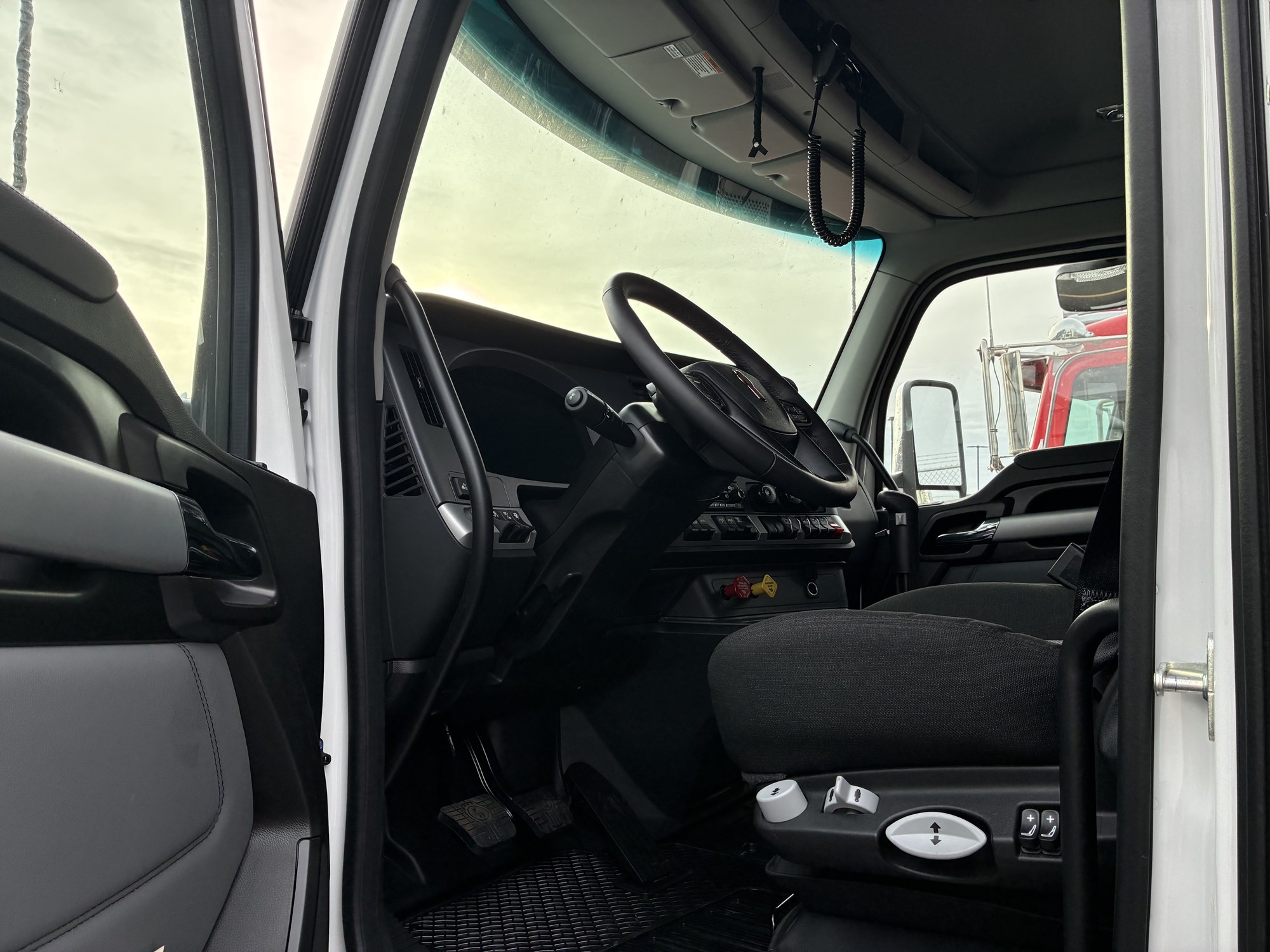 2026 Kenworth T880 2026 Kenworth T880 - image 4 of 6