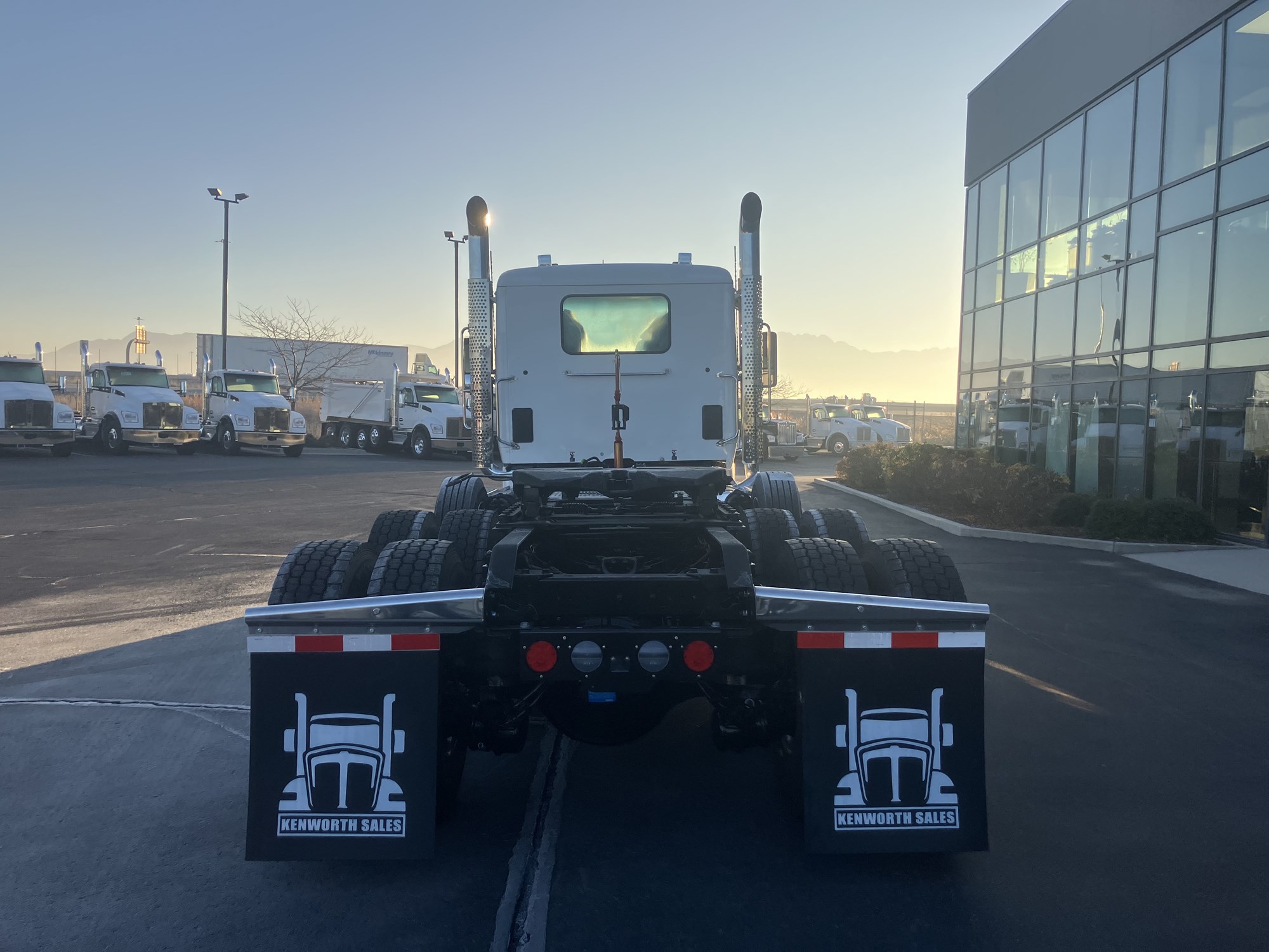 2026 Kenworth W990 2026 Kenworth W990 - image 4 of 6