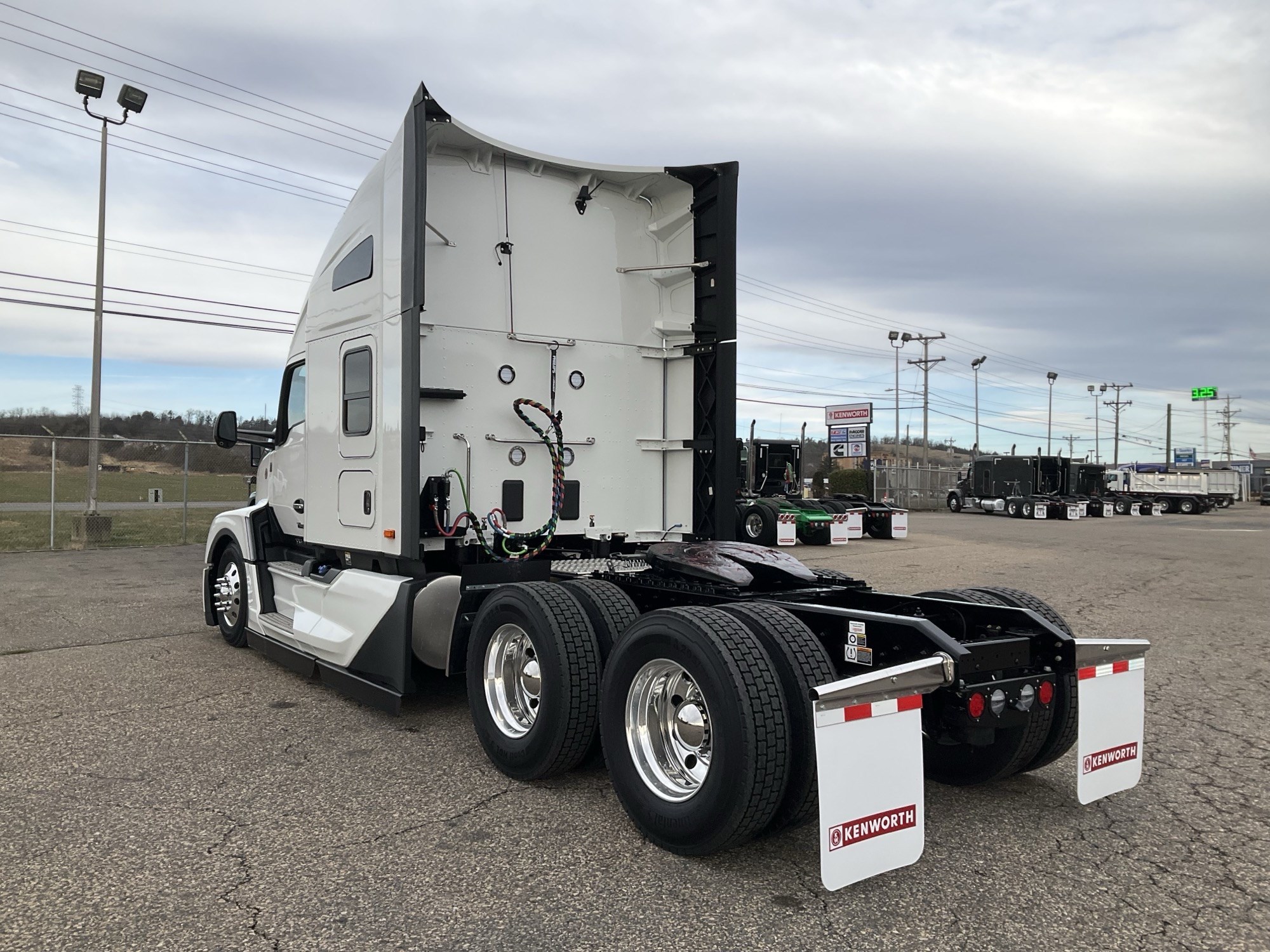 2026 Kenworth T680 Next Gen 2026 Kenworth T680 Next Gen - image 4 of 6