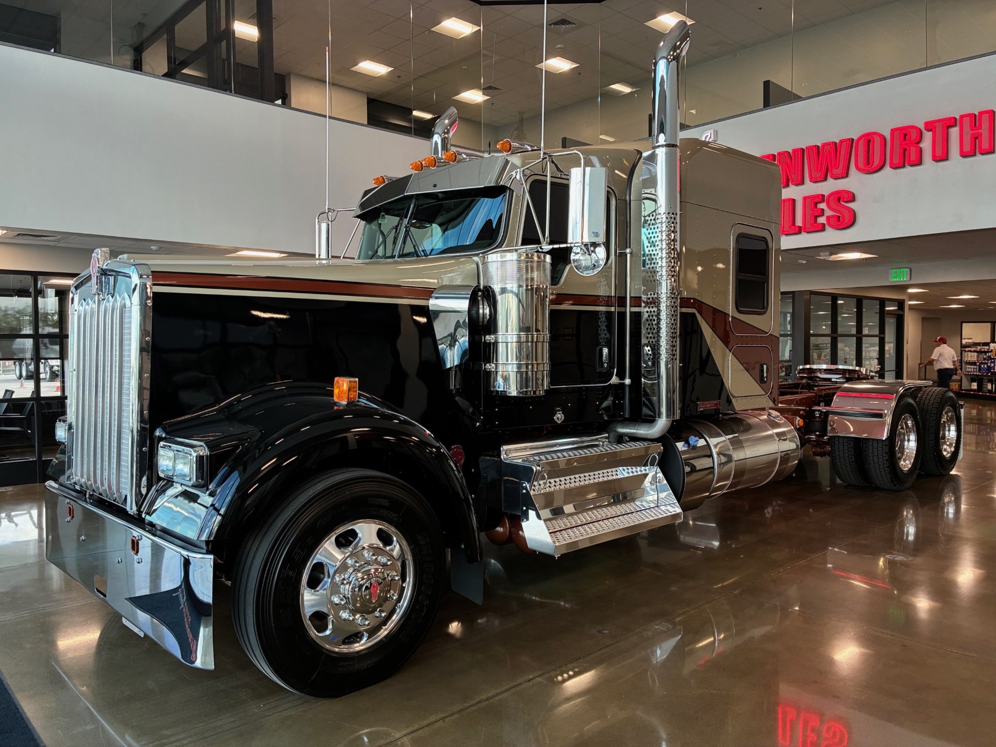 2026 Kenworth W900B - image 2 of 6