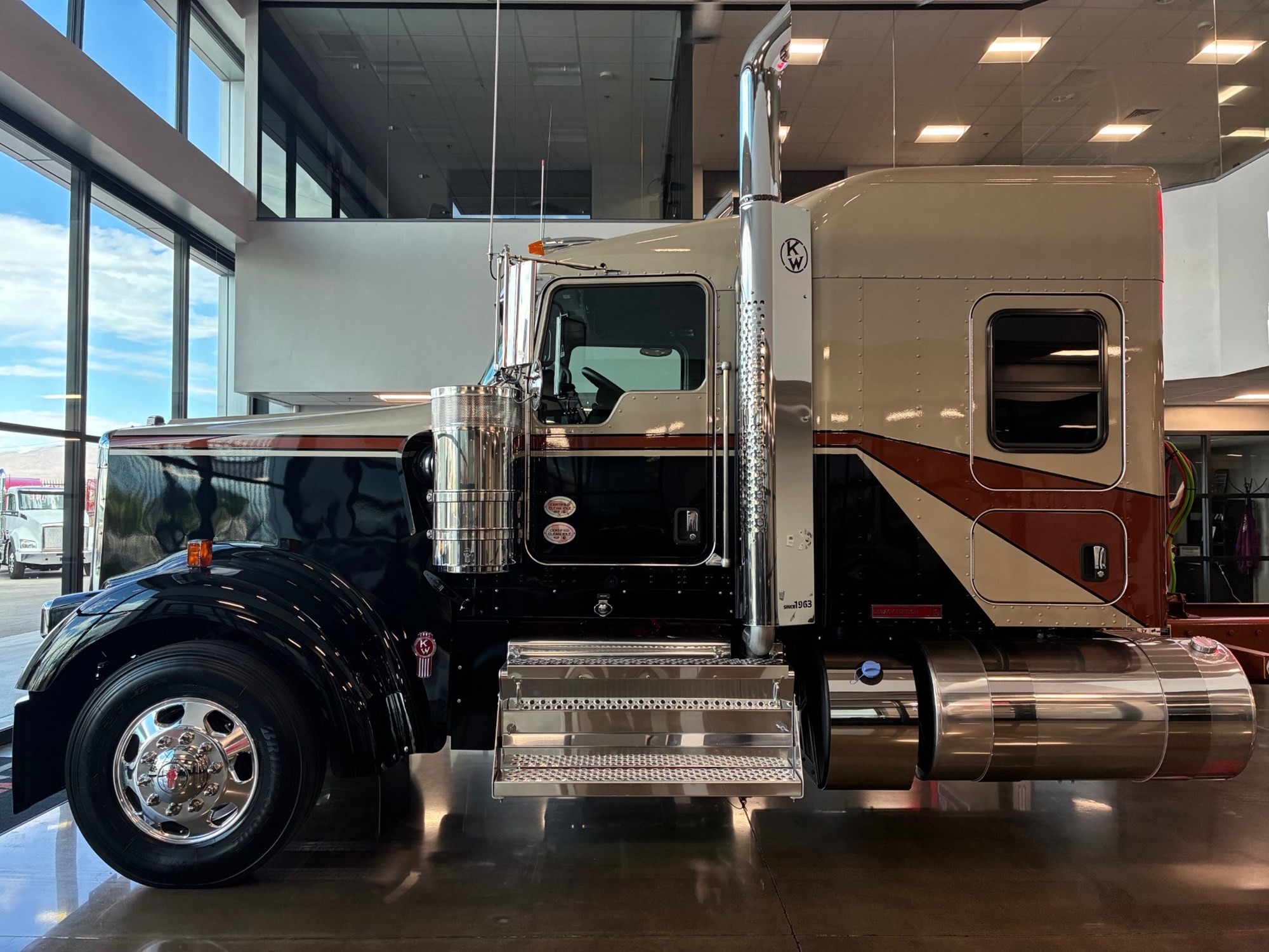 2026 Kenworth W900B - image 3 of 6