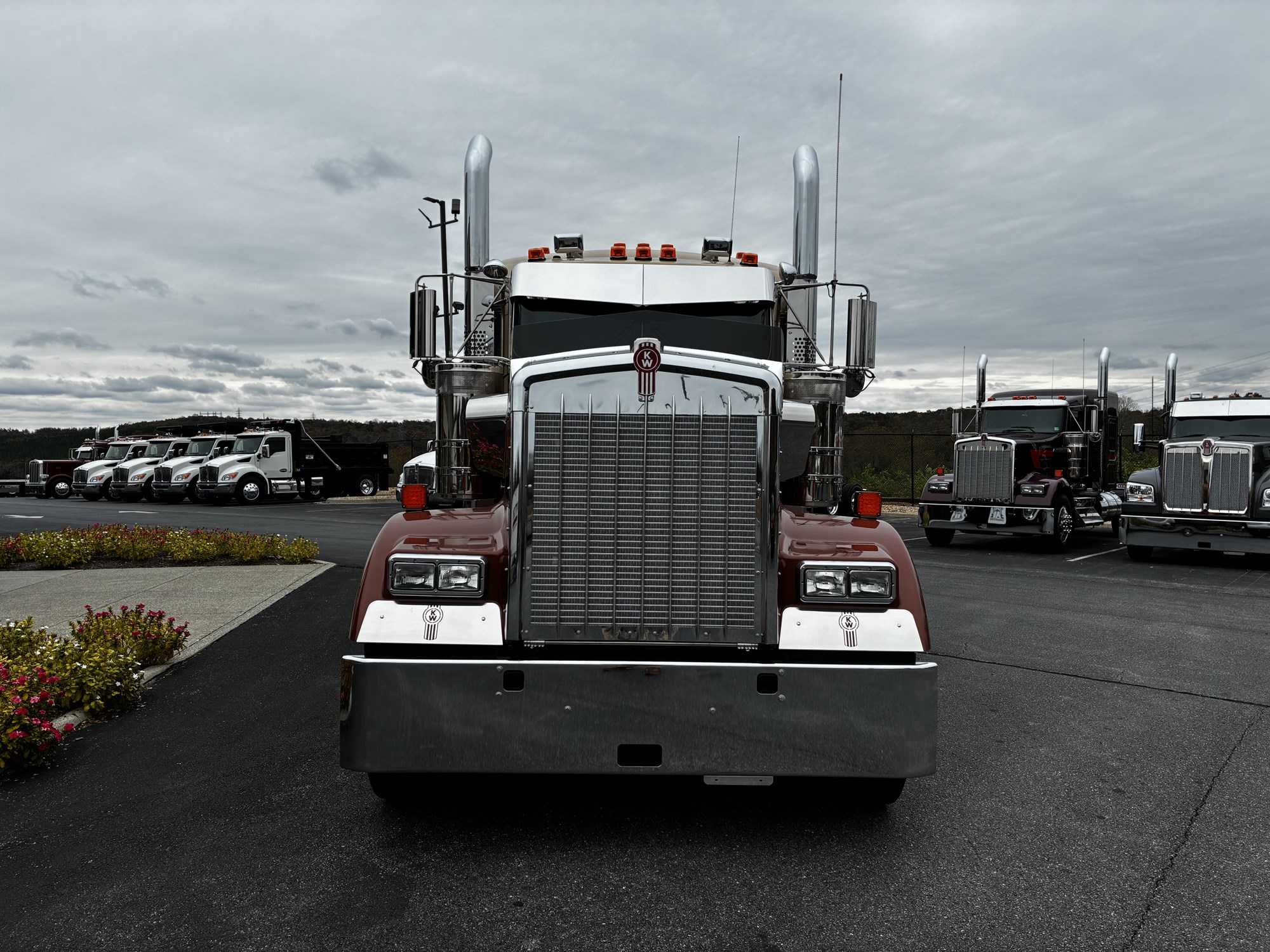 2026 Kenworth W900L - image 2 of 6